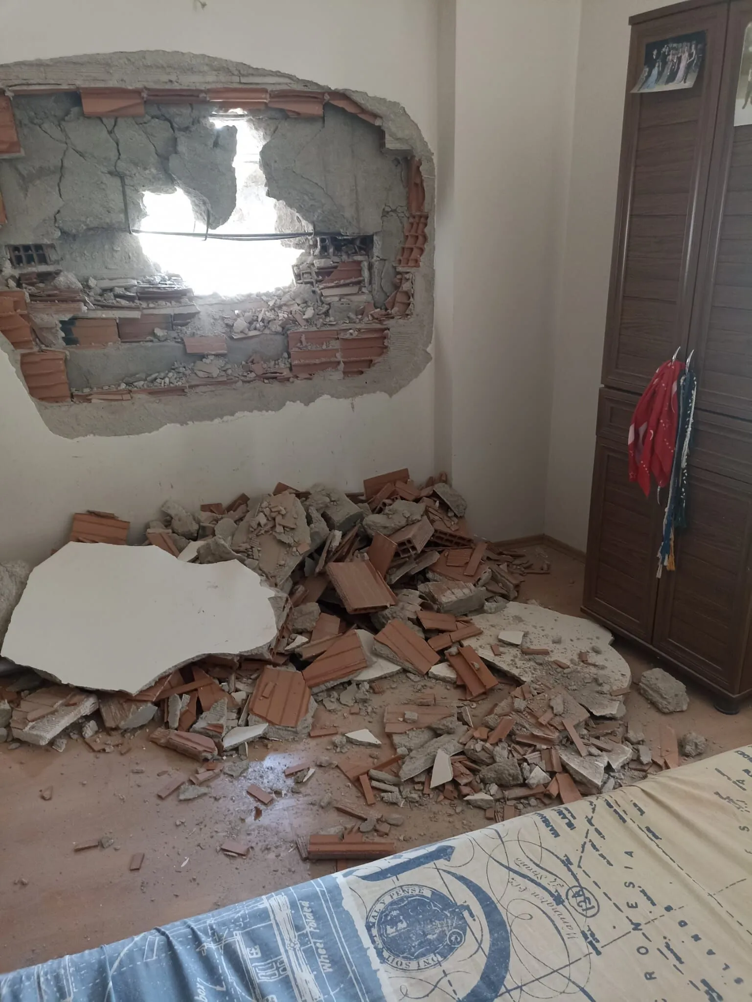 Aydinda Yikim Yapan Is Makinesi Yan Dairelerin Duvarlarini Yikti 1 Yarali 642575 79D41Deedcd10119C0Bf1A47A10A7005