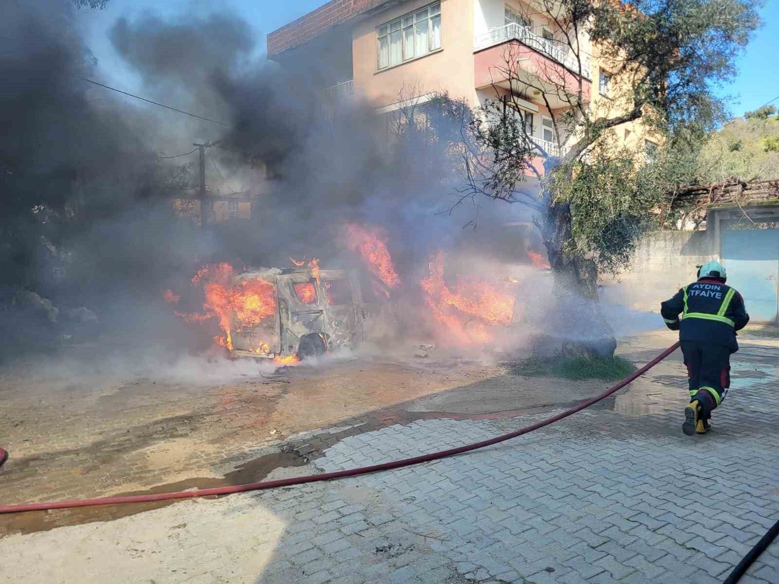 Nazillide Feci Yangin Iki Otomobil Saniyeler Icerisinde Kul Oldu 4A3Ee462Dc609Fc835D7F0A9123484Be