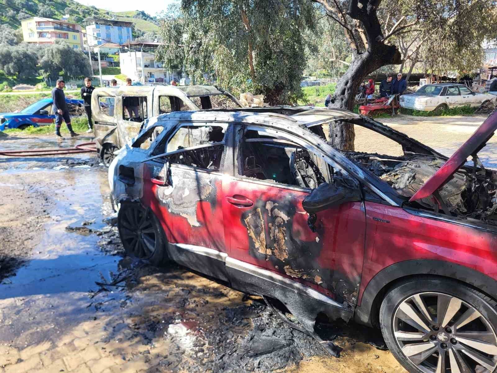 Nazillide Feci Yangin Iki Otomobil Saniyeler Icerisinde Kul Oldu 88A184128B4Af9E3771C05Df55E9Ea7D