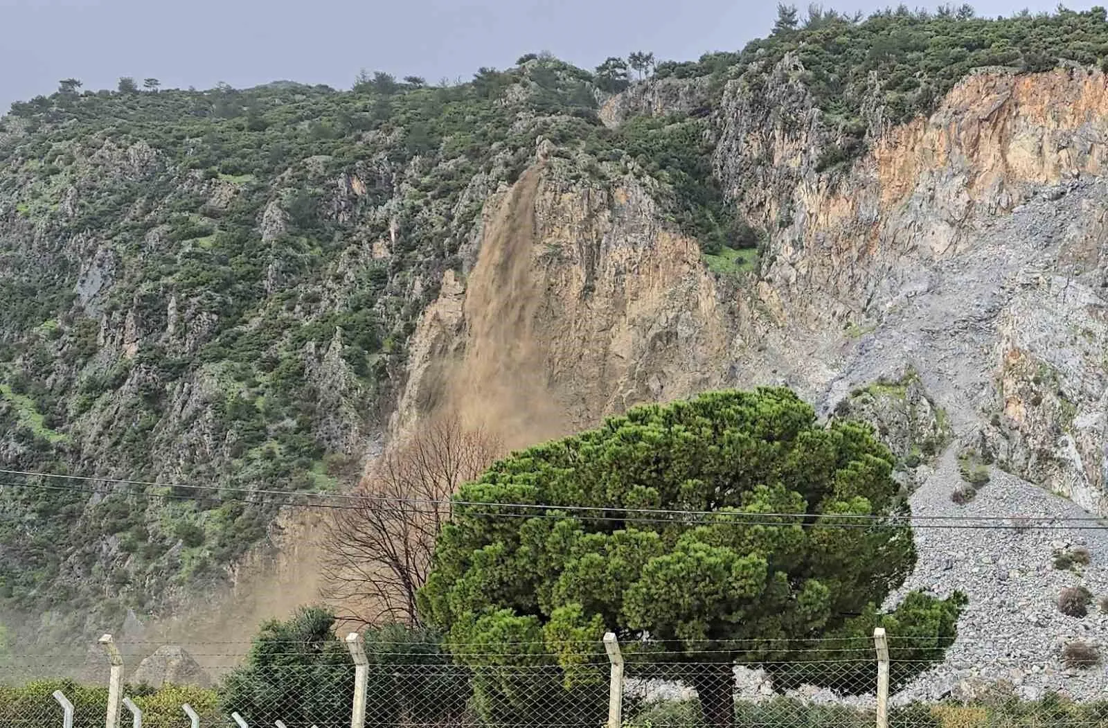 Sokede Dagdan Akan Sular Adeta Selaleye Dondu C9Ba12C29Ffee00E935009208Ecb9B4D