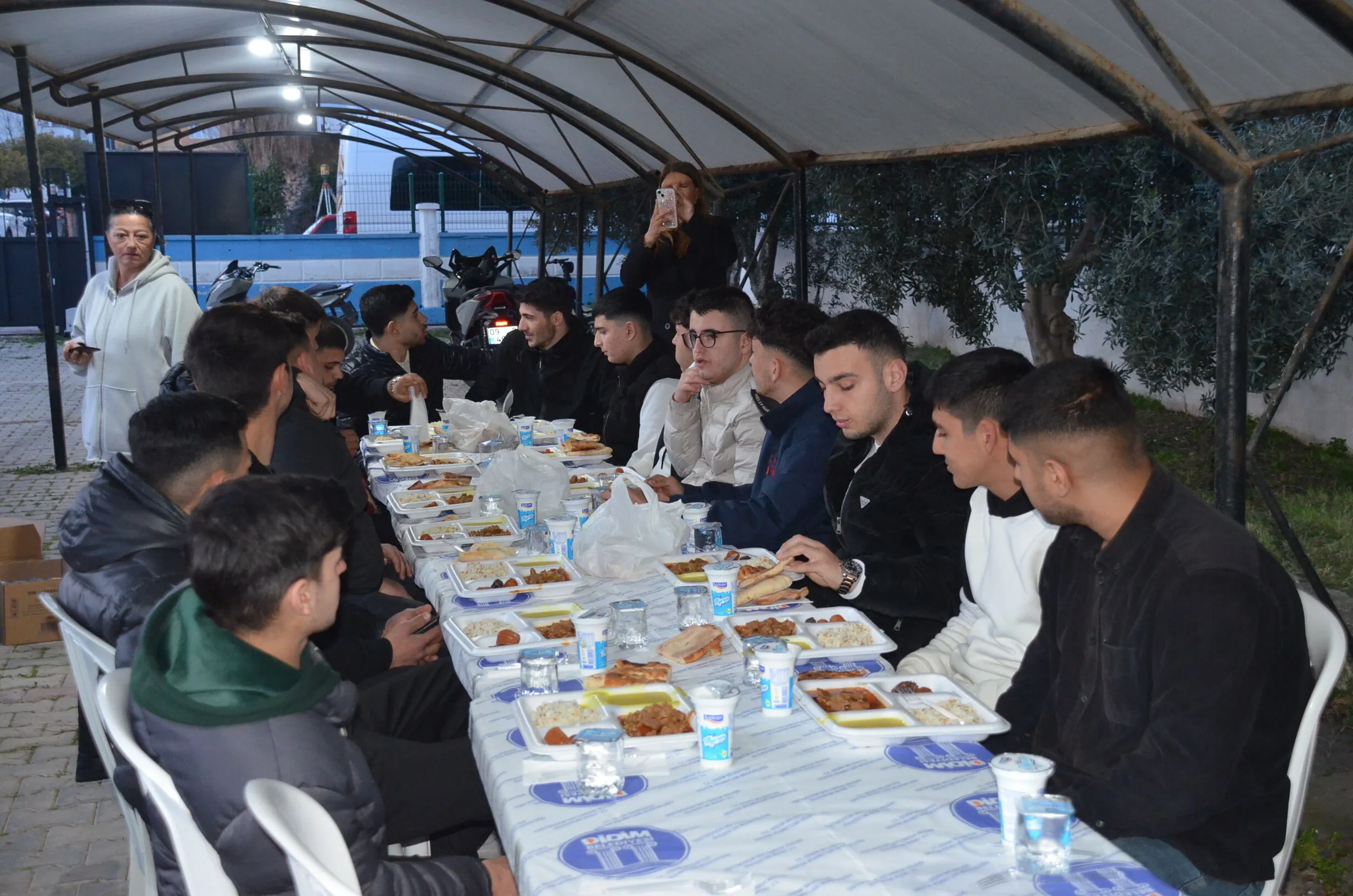 Didim Mem Ailesi Iftarda Bulustu 644695 E89F1Bfbf77187B99195F80Fe56E357E.jpg