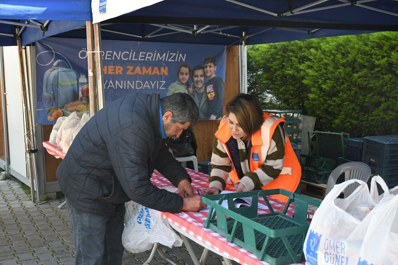 Kuşadasi Beledi̇yesi̇’ni̇n Beslenme Çantasi Projesi̇ Kararlilikla Sürüyor (4)