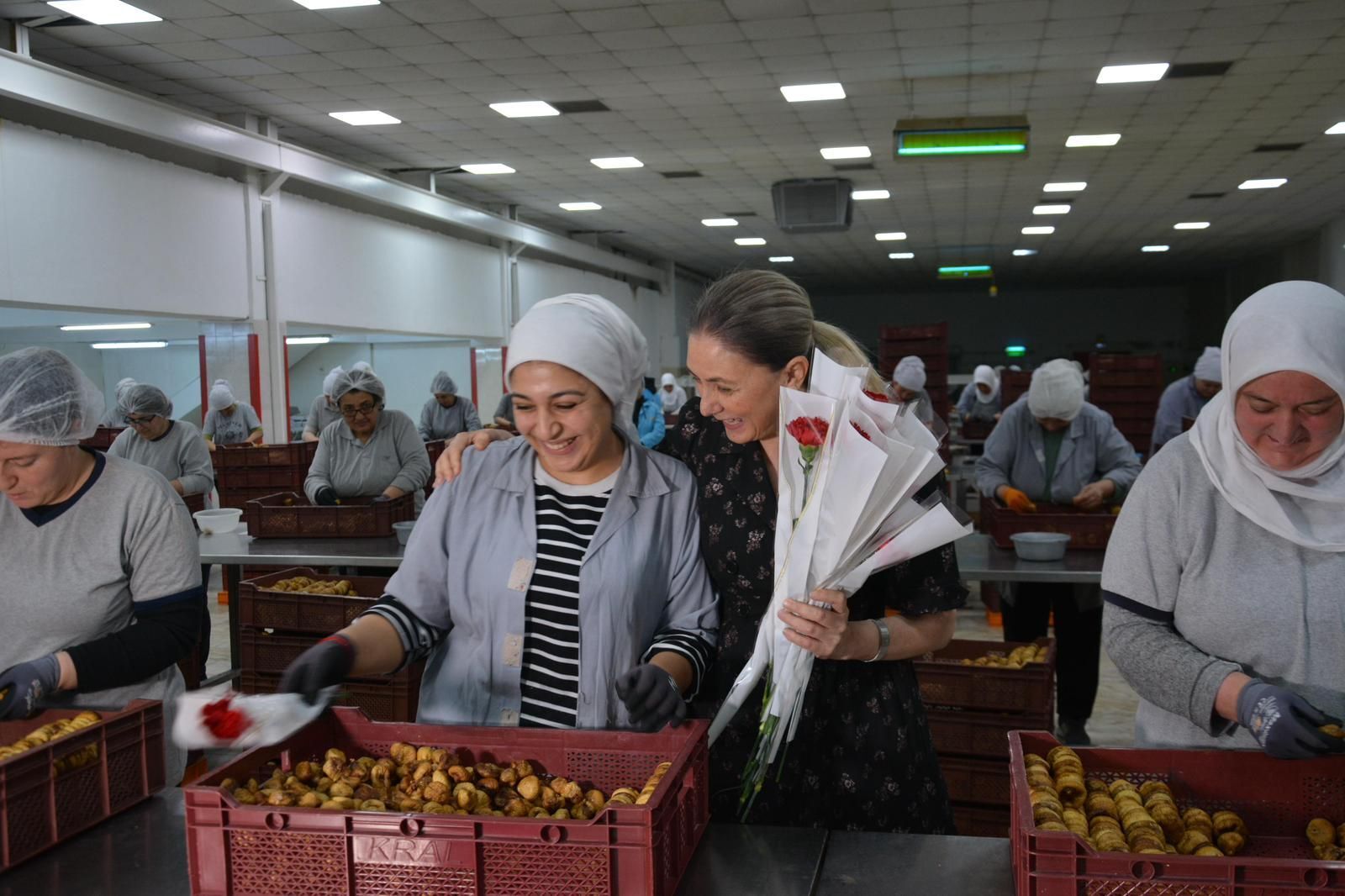 Nazillide Emekci Kadinlara 8 Mart Surprizi 645247 566Cdc2828Ea5A3Fe3Fb1D156899Bf27 1772954349