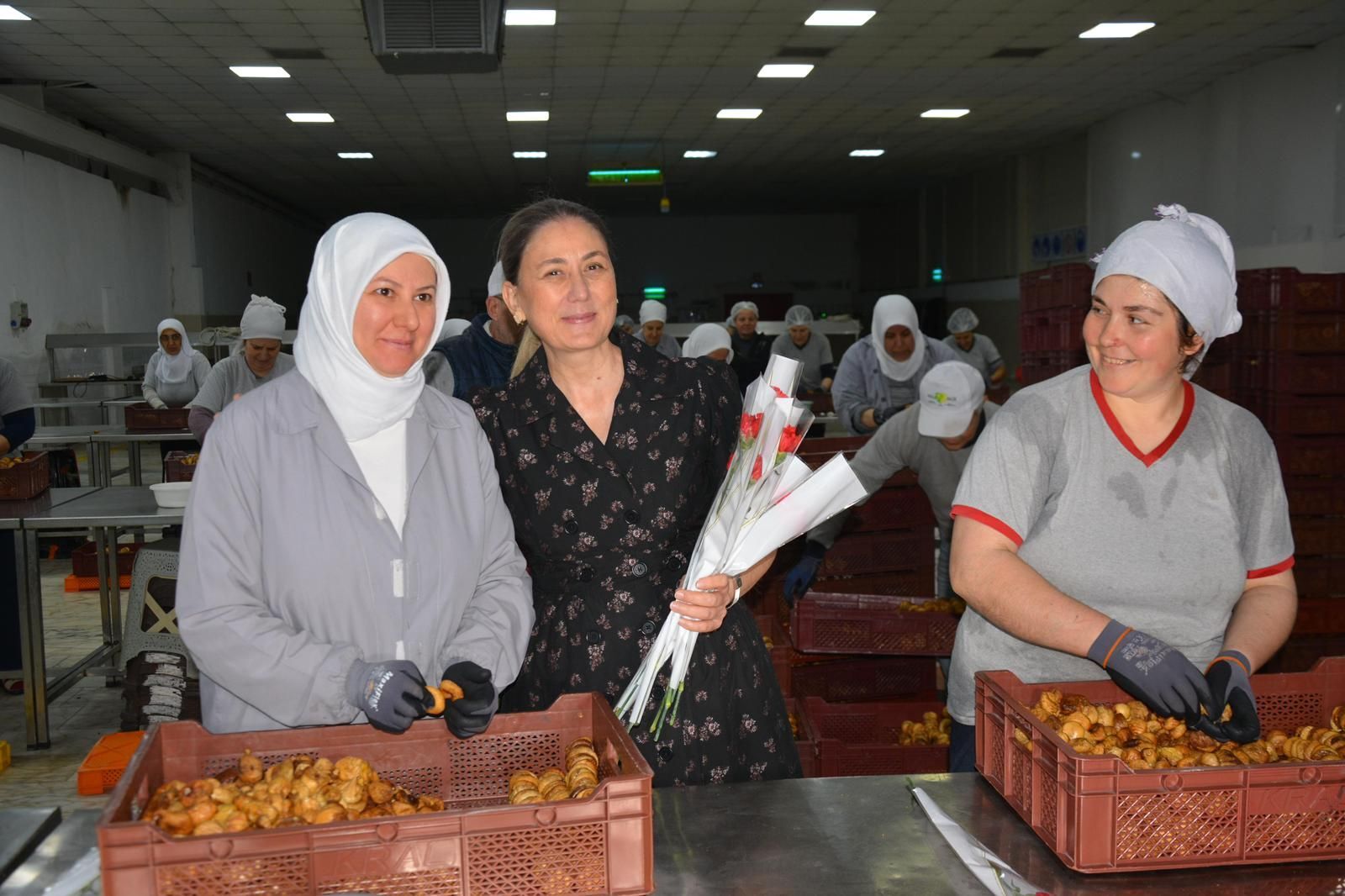 Nazillide Emekci Kadinlara 8 Mart Surprizi 645247 5Eb8Eb5E58B604352A7B9C08E746D8E5