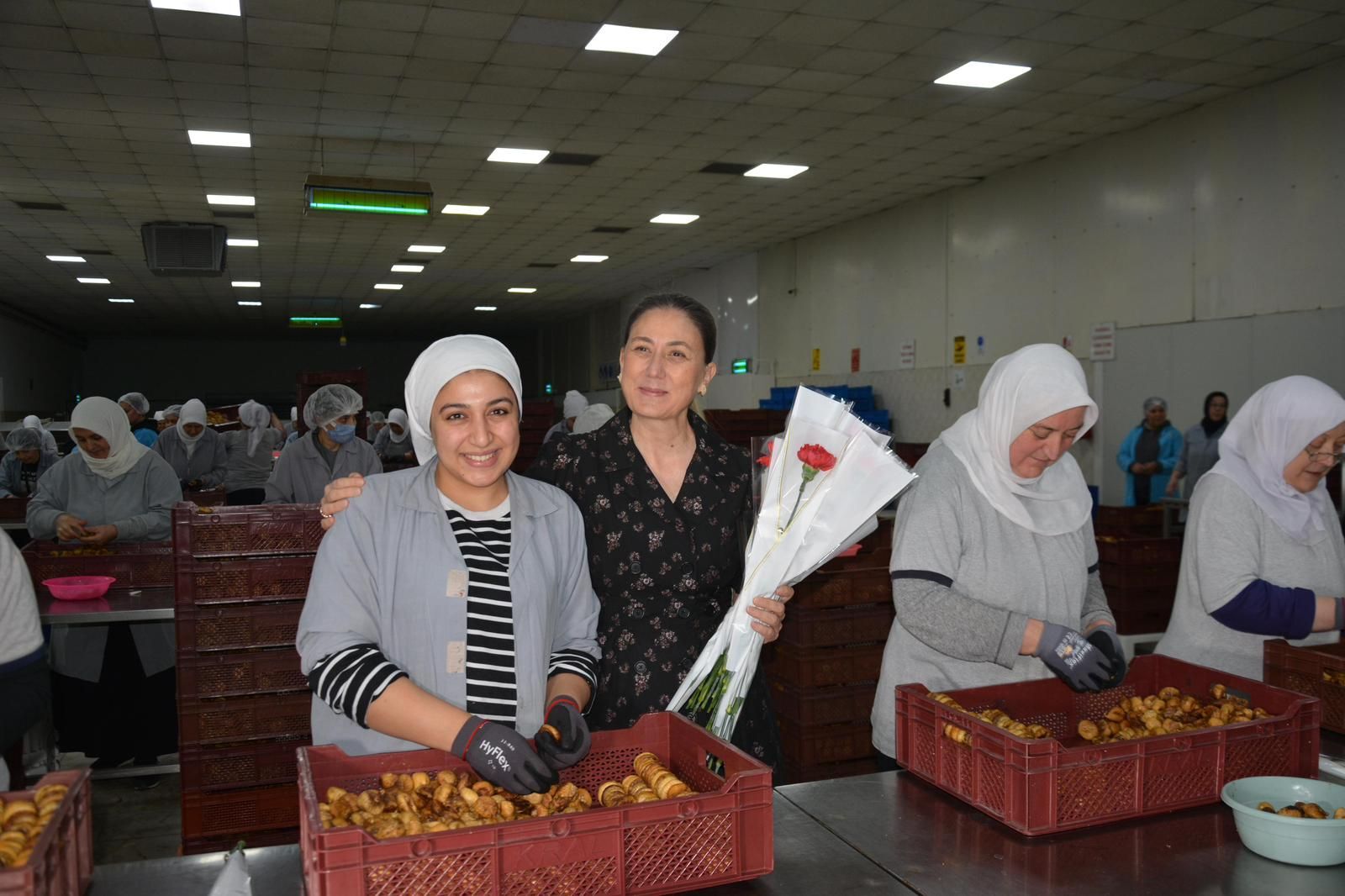 Nazillide Emekci Kadinlara 8 Mart Surprizi 645247 81E1825A9D7Dca16B0543A86E263Aa94