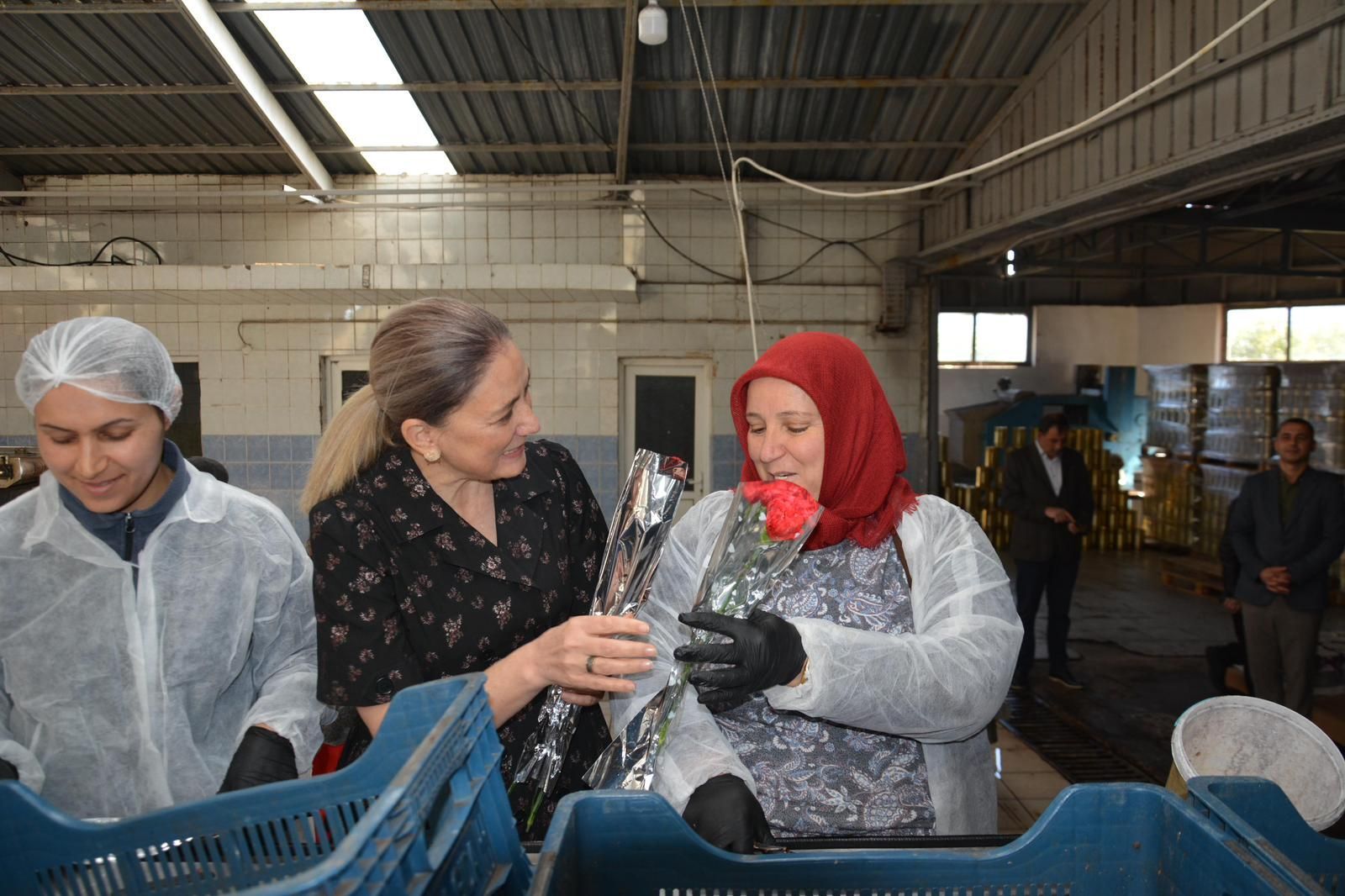 Nazillide Emekci Kadinlara 8 Mart Surprizi 645247 C8C75B46Fc330Ff705A24Cb35B182D9A