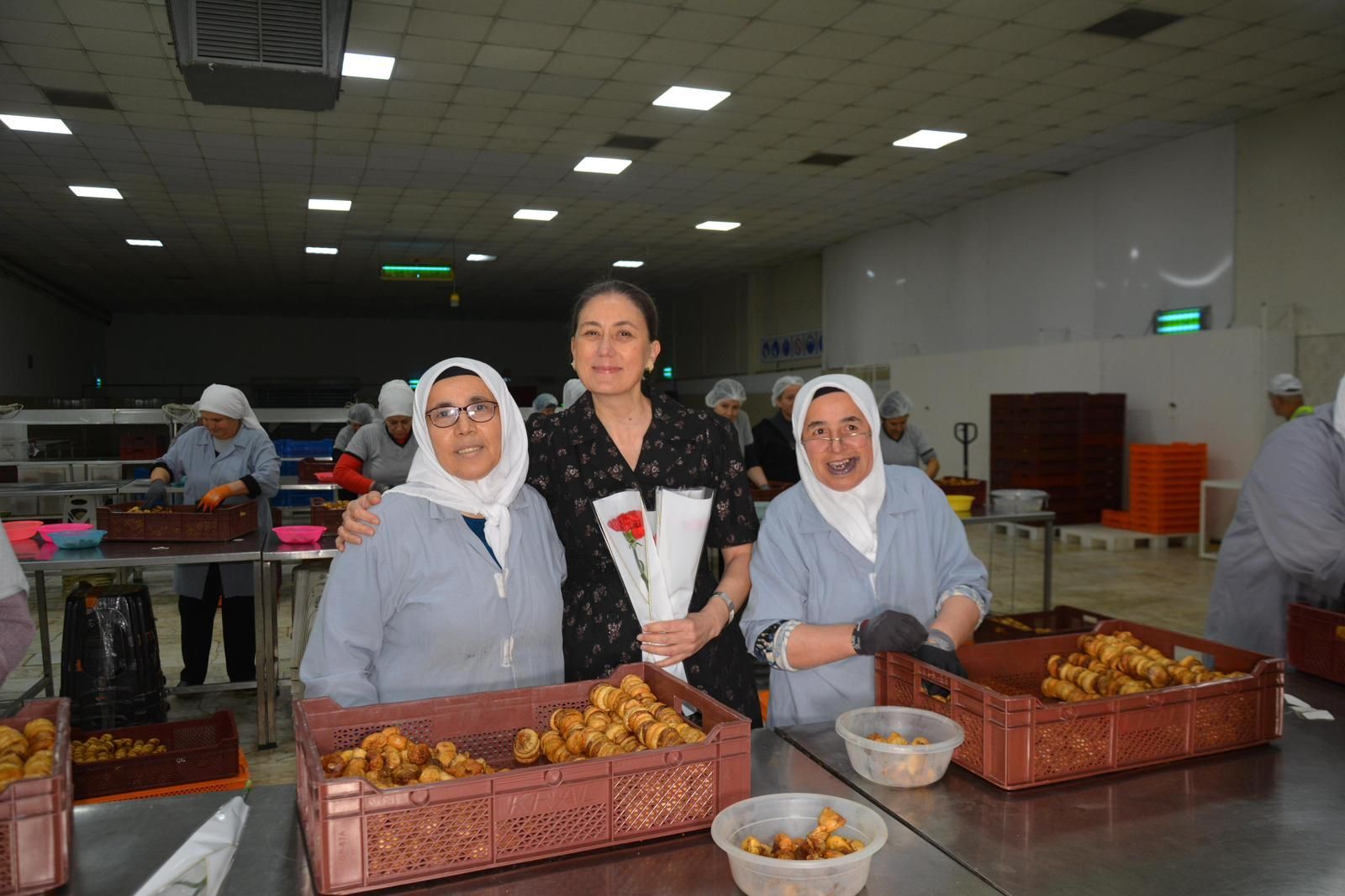 Nazillide Emekci Kadinlara 8 Mart Surprizi 645247 Ff7A8C259445362Bcde78027Fe27F430