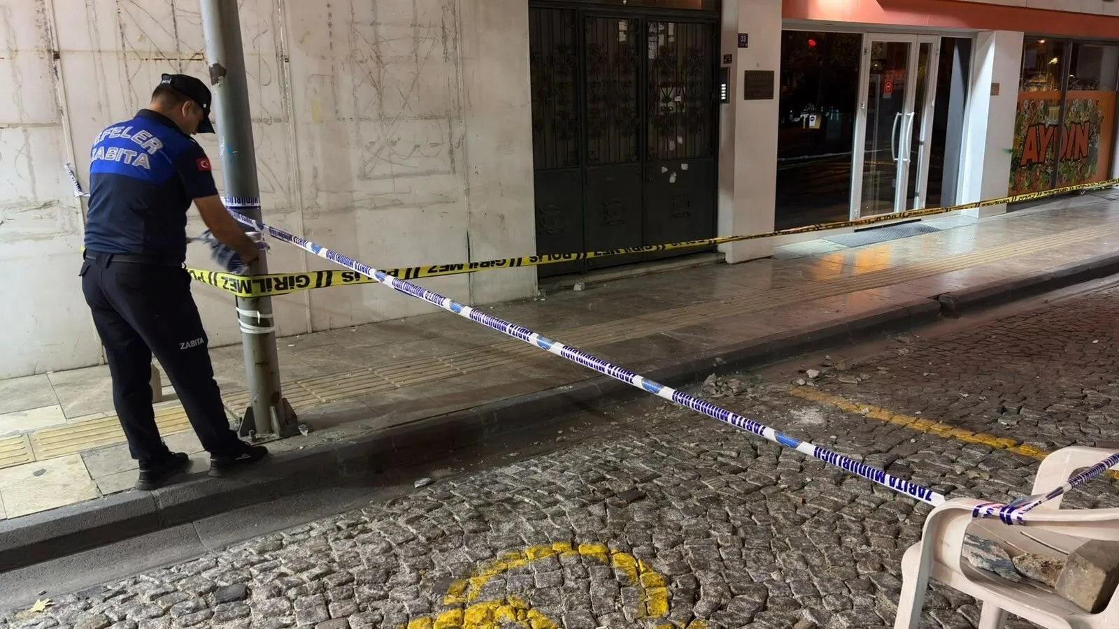 Aydindaki Vatandas Kaldirimda Yururken Hastanelik Oldu Catidan Kopan Beton Parcalari Uzerine Dustu 1