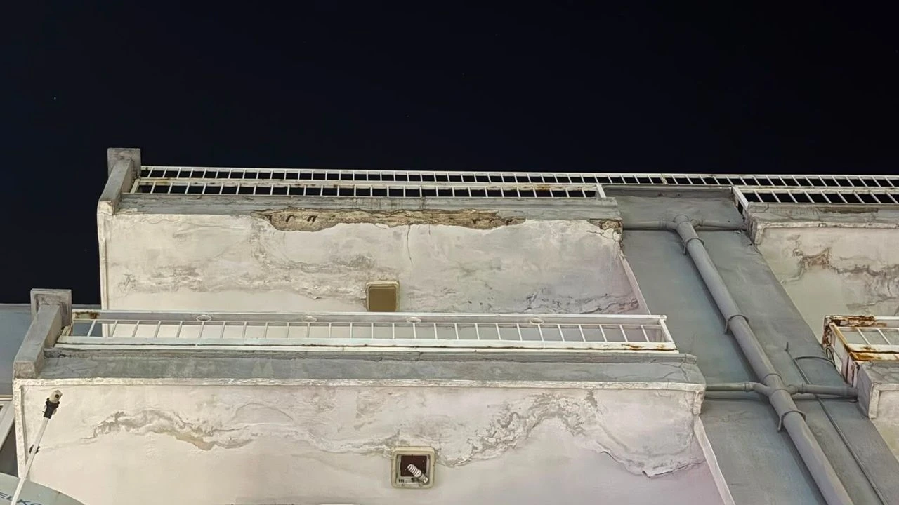 Aydindaki Vatandas Kaldirimda Yururken Hastanelik Oldu Catidan Kopan Beton Parcalari Uzerine Dustu 4