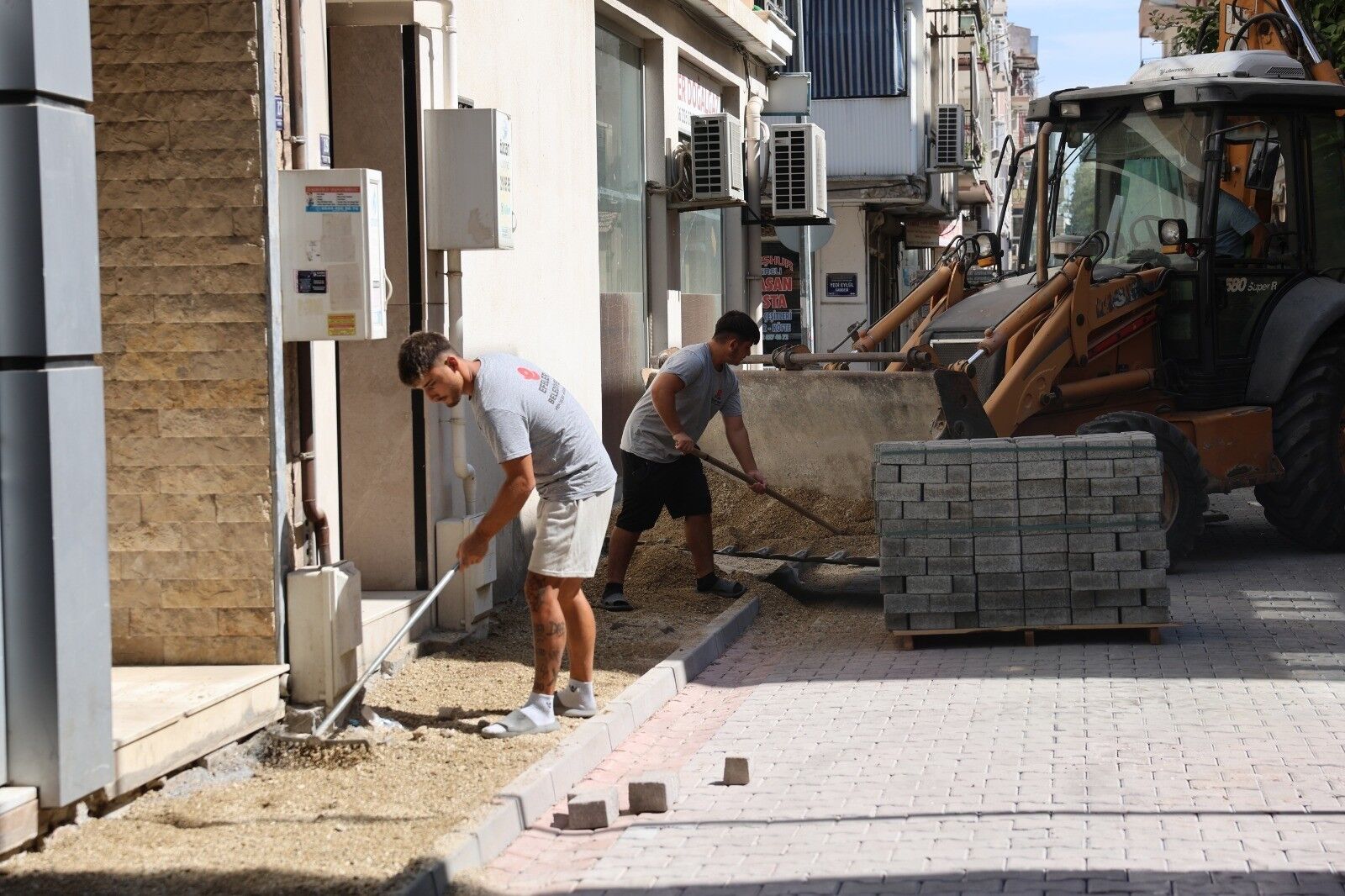 Efeler'in yol yenileme çalışmaları devam ediyor