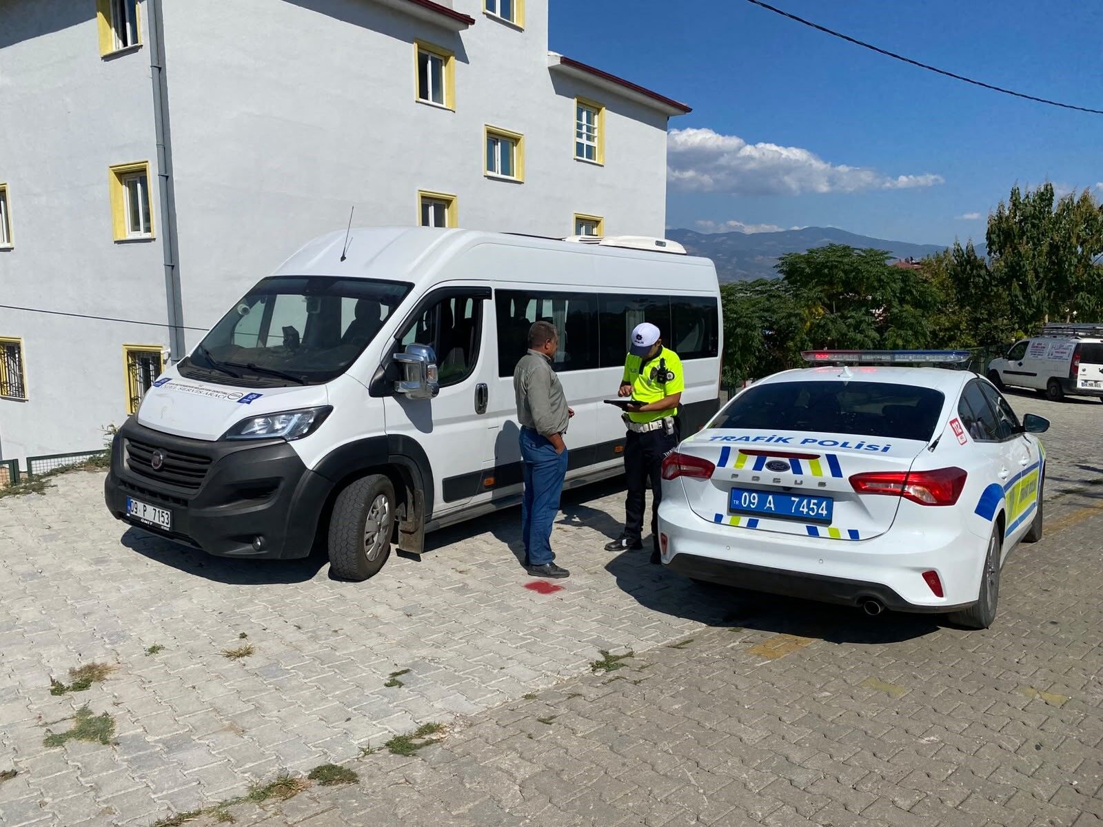 Emniyet güçleri öğrencilerin güvenliği için sahada