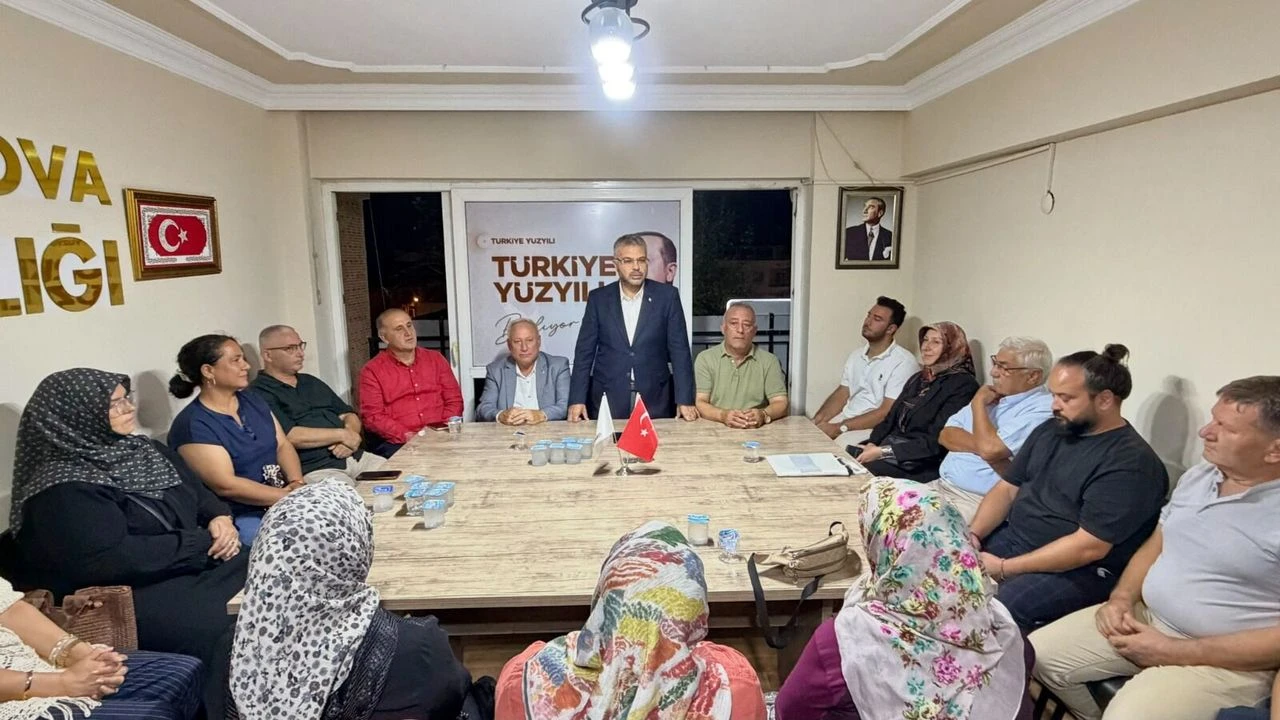 AK Parti İncirliova'da yeni üyelere rozeti Özmen taktı