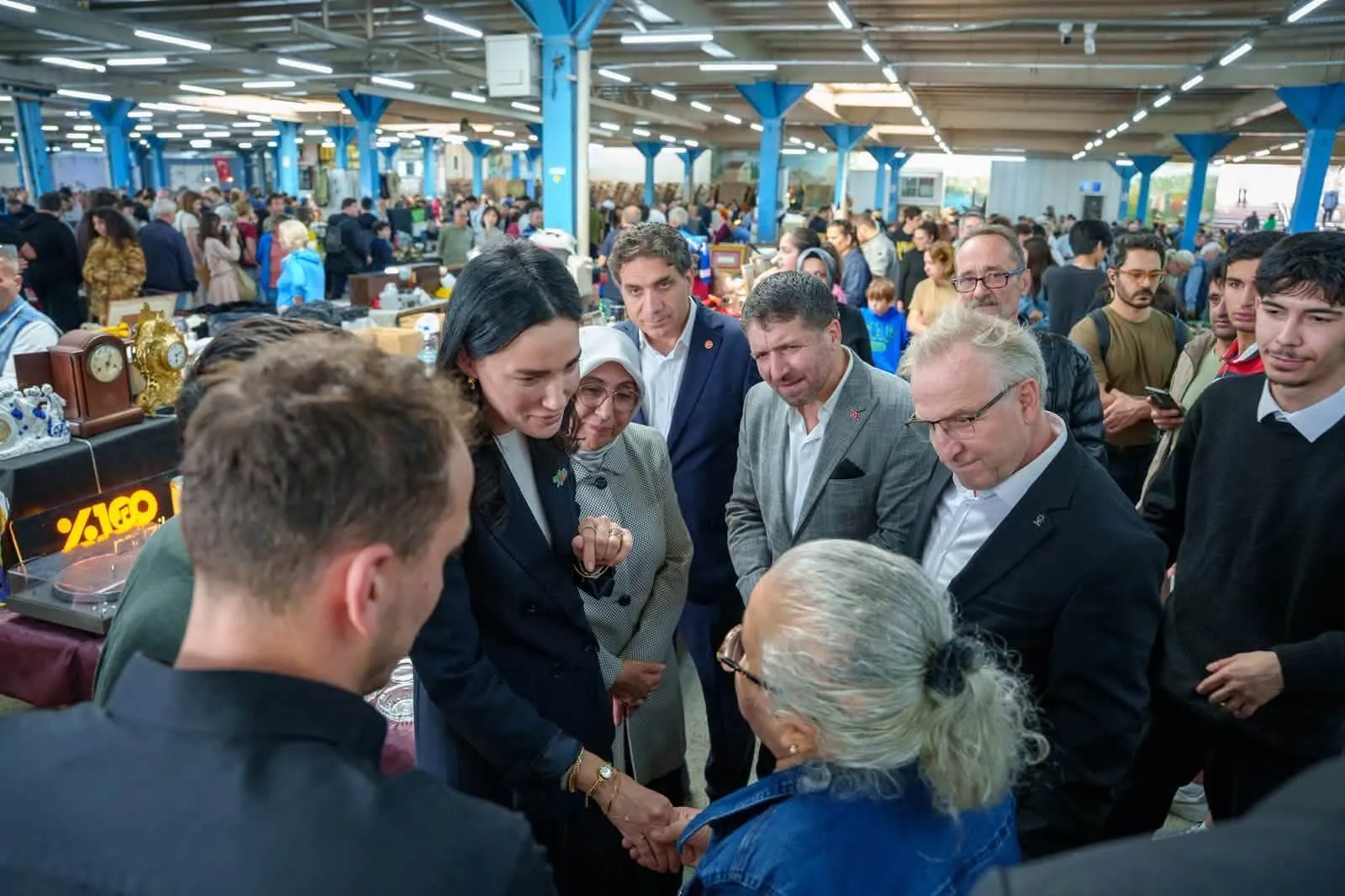 Ak Partili Saribas Dort Bir Yana Cumhurbaskani Erdoganin Selamini Iletiyor Ferikoy Antika Pazarinda Sorun Ve Talepleri Dinledi 6