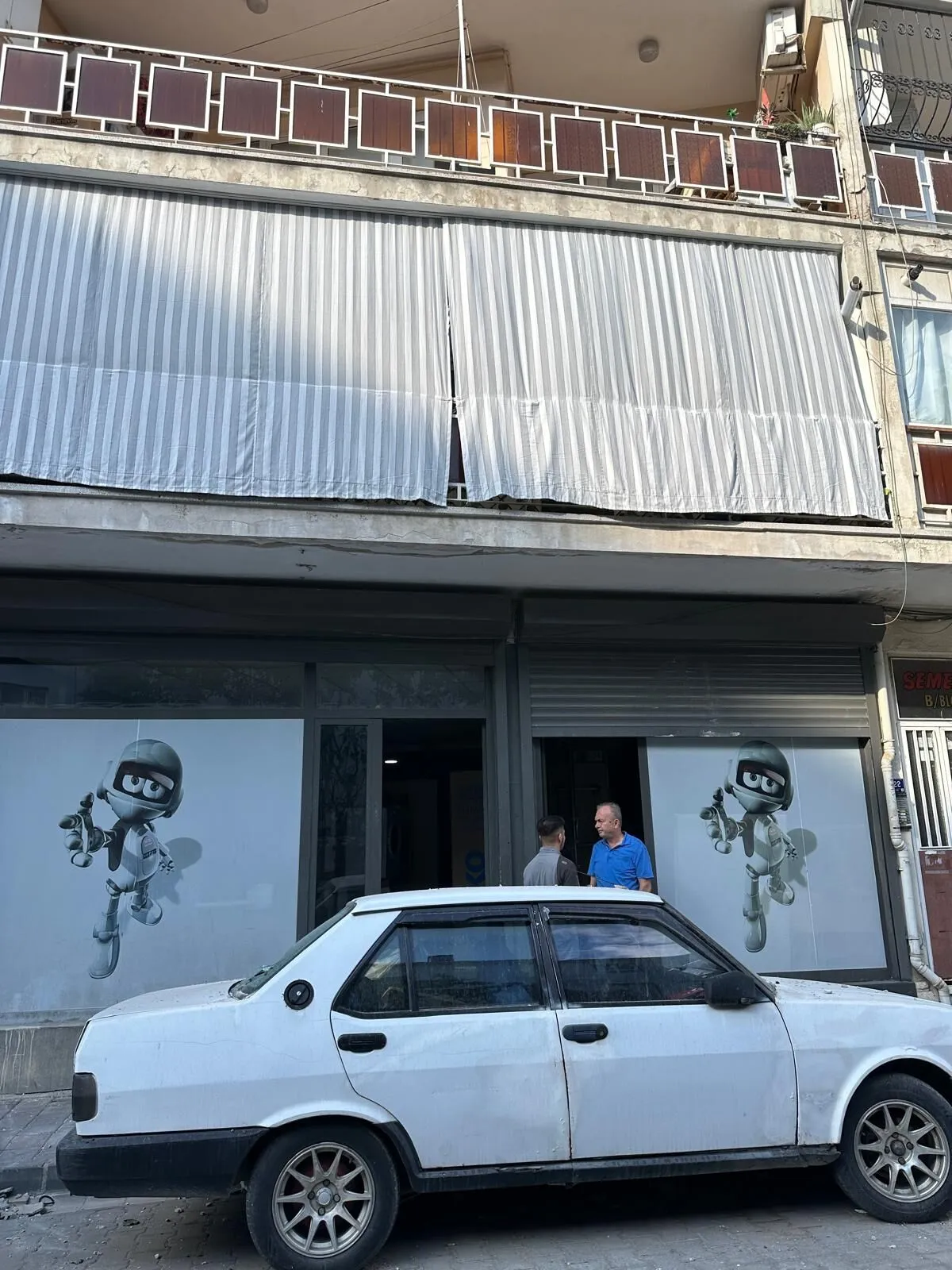 Apartmandan Dusen Siva Parcalari Otomobile Zarar Verdi 694443 Cd63Cf (1)