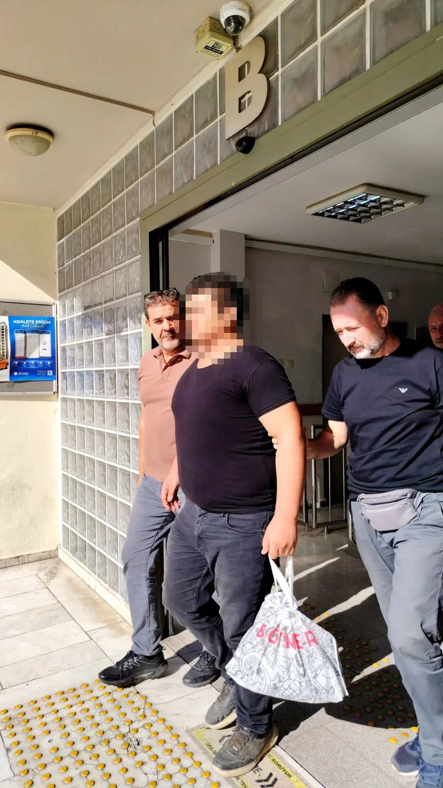 Aydinda Okul Onunde Tufekle Gezen Supheliler Tutuklandi1