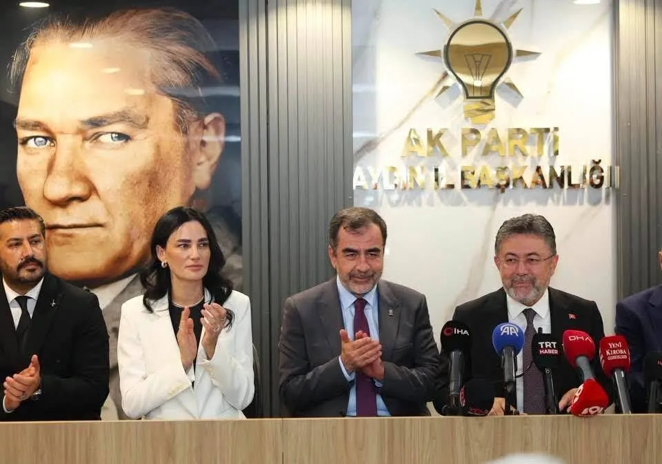 Bakan Yumakliya Aydina Cilek Laboratuvari Talebi Bir Kasa Dolusu Sultanhisar Cilegi Takdim Edildi 4