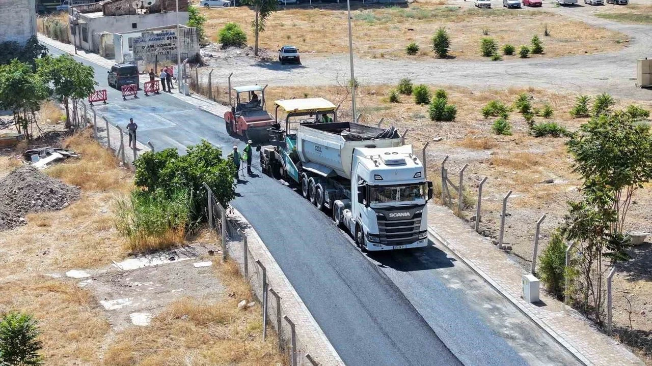 Efeler’de sıcak asfalt mesaisi sürüyor