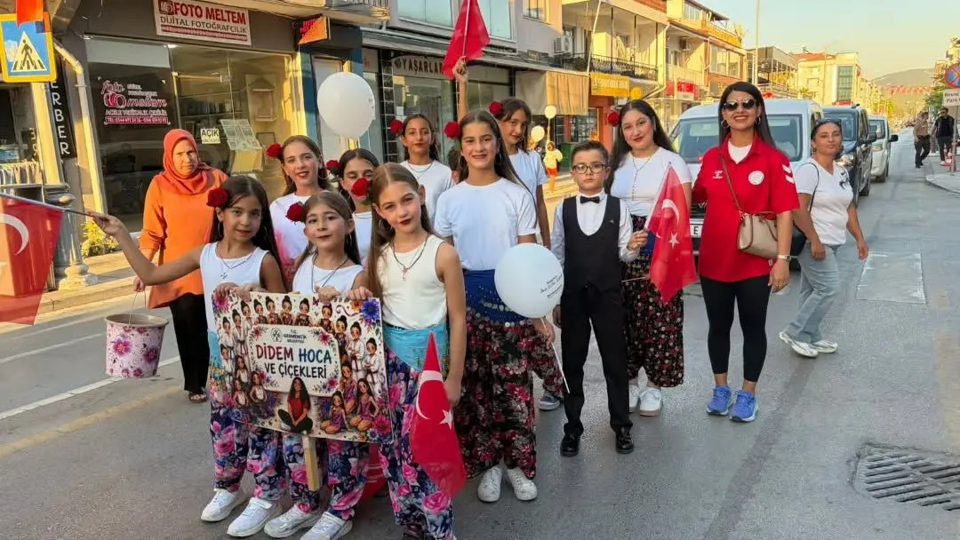 Çiçek kızlar Muğla'da sahne aldı