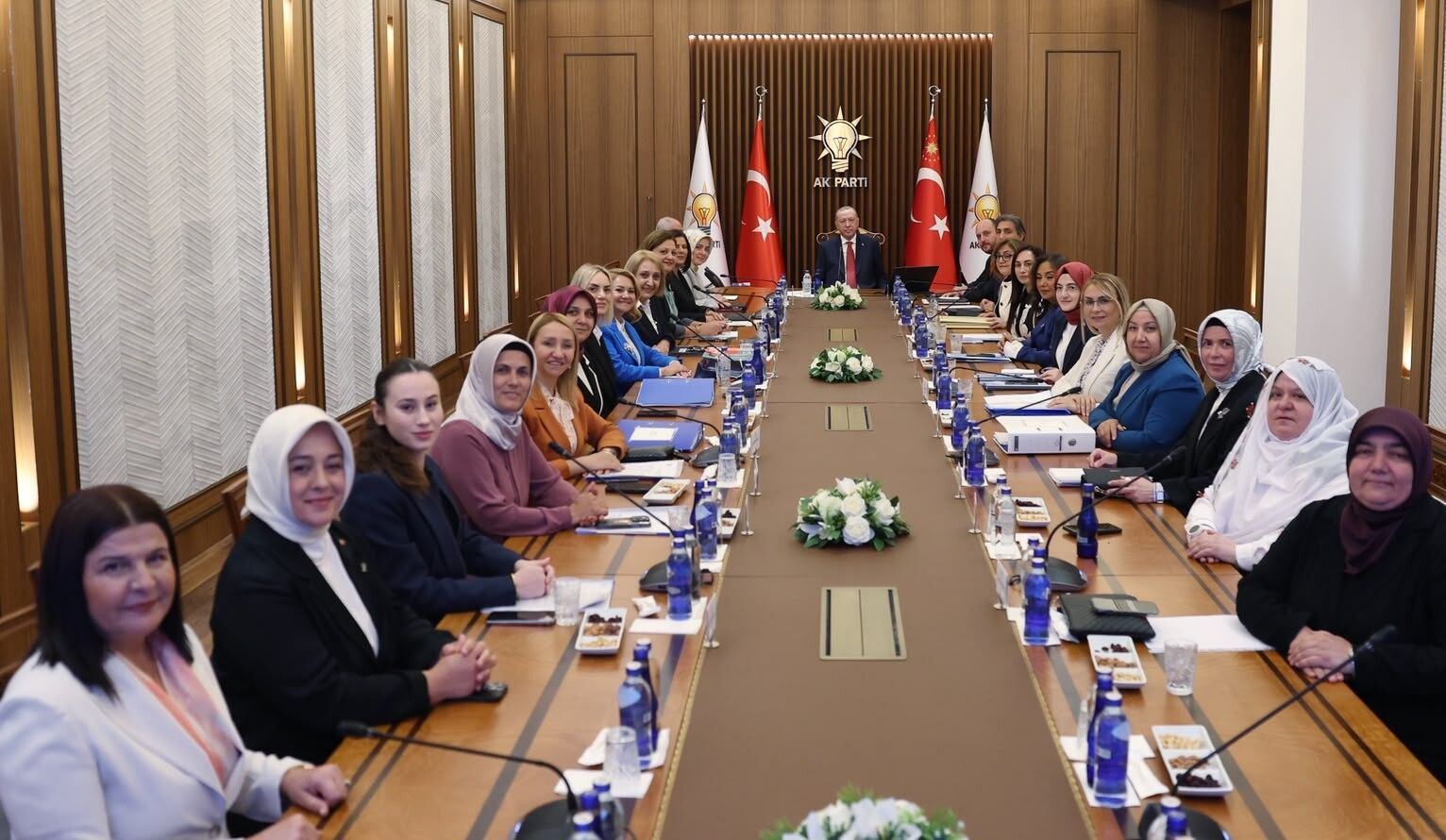 Erdoğan AK Partili Kadın Belediye Başkanlarıyla bir araya geldi