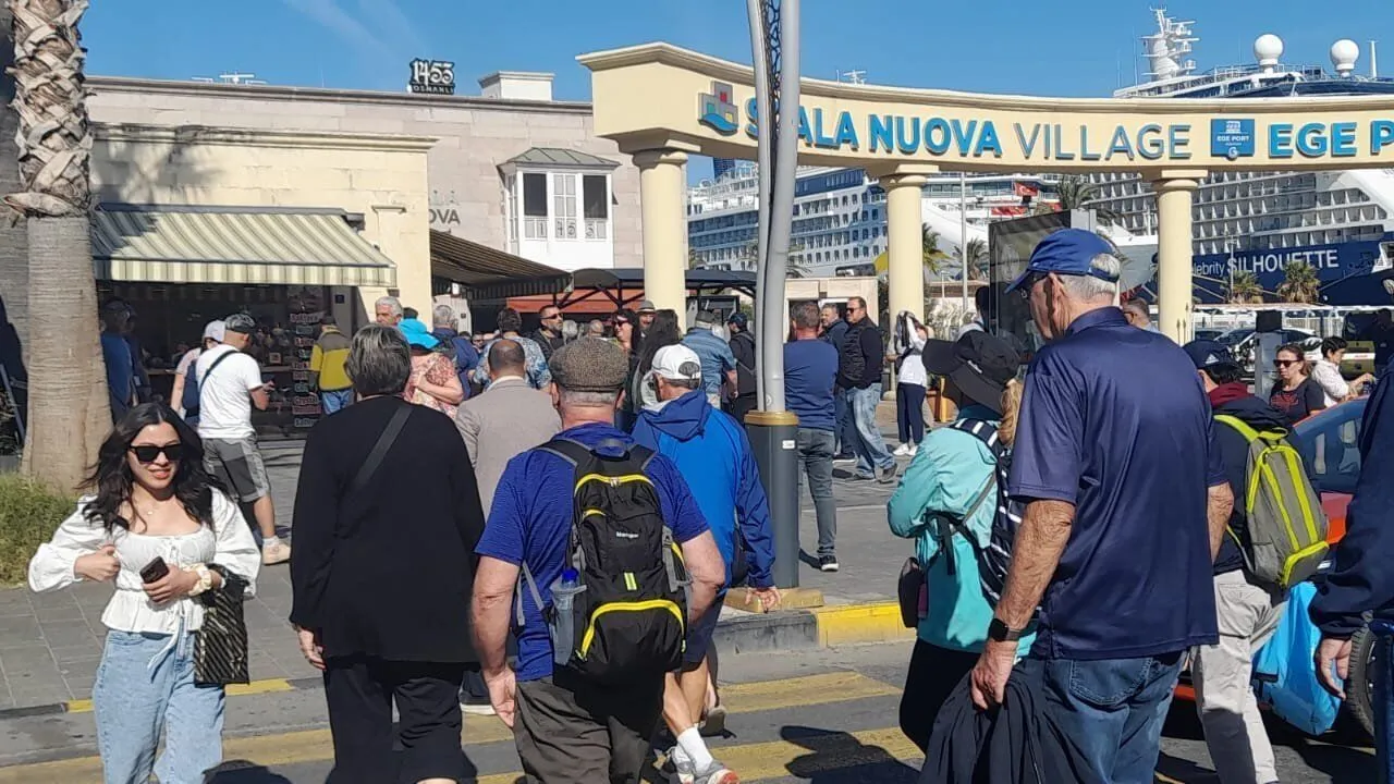 Kuşadası’na dev kruvaziyerlerle 8 bin 200 yolcu