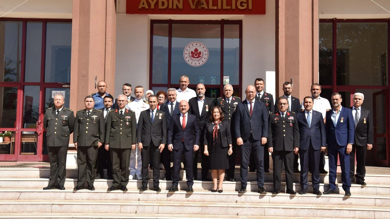 Vali Varoldan Gazilere Vefa Ziyareti 693541 B00181