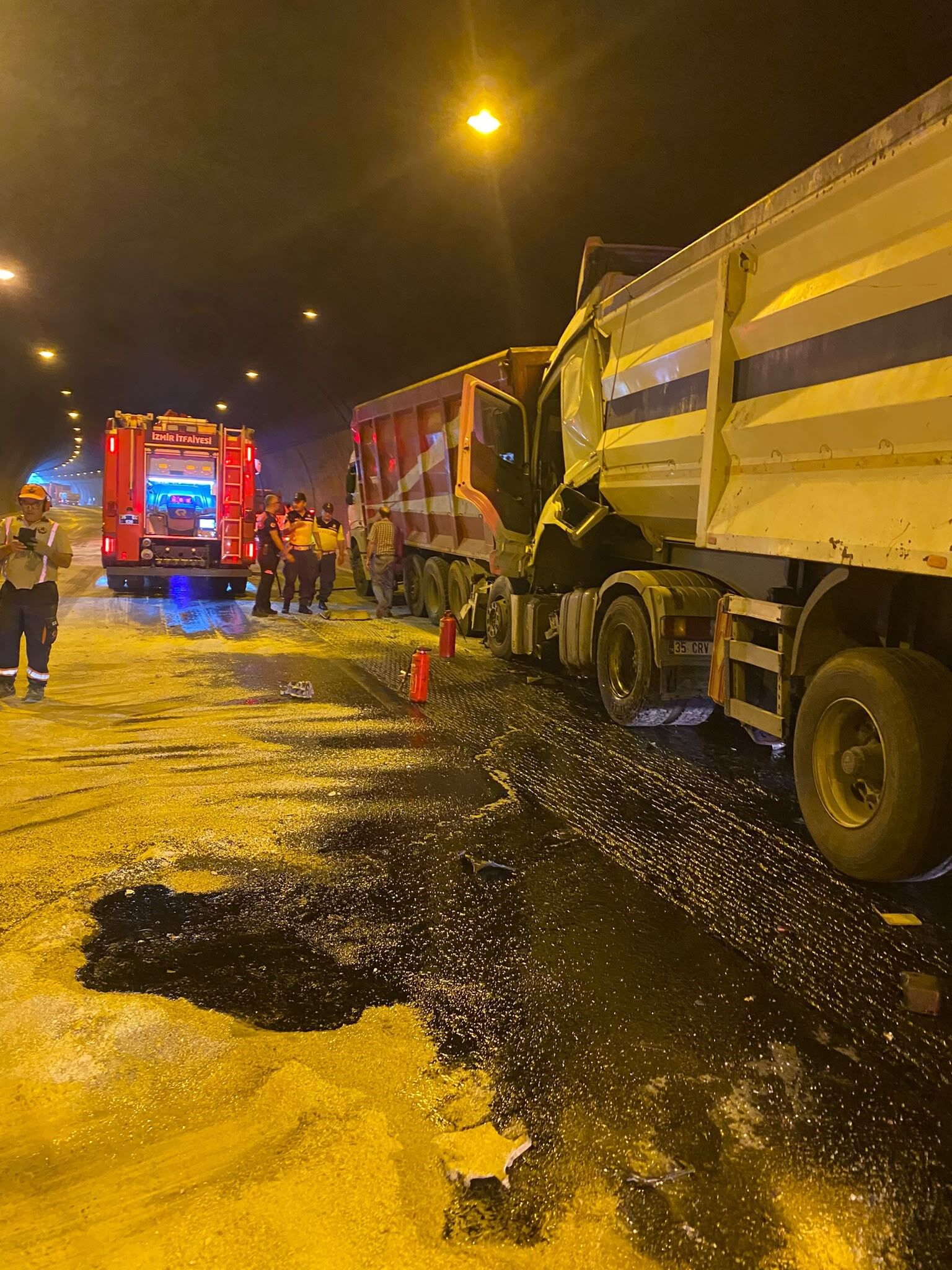 Tünelde kaza trafiği durdurdu