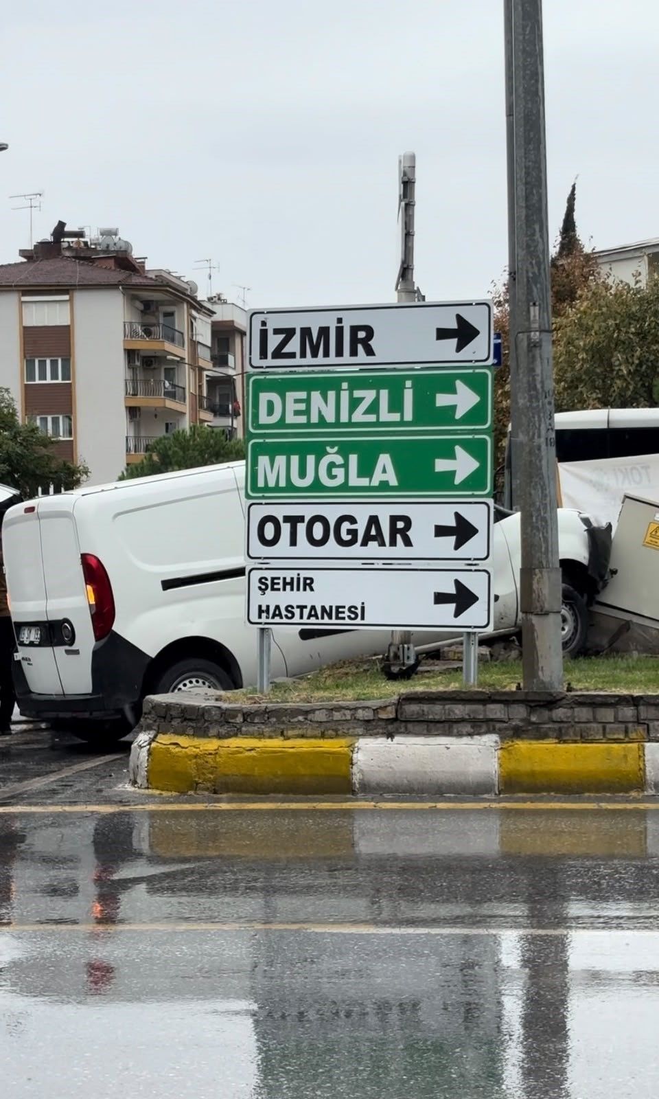 Yağış nedeniyle yoldan çıktı trafoya çarptı