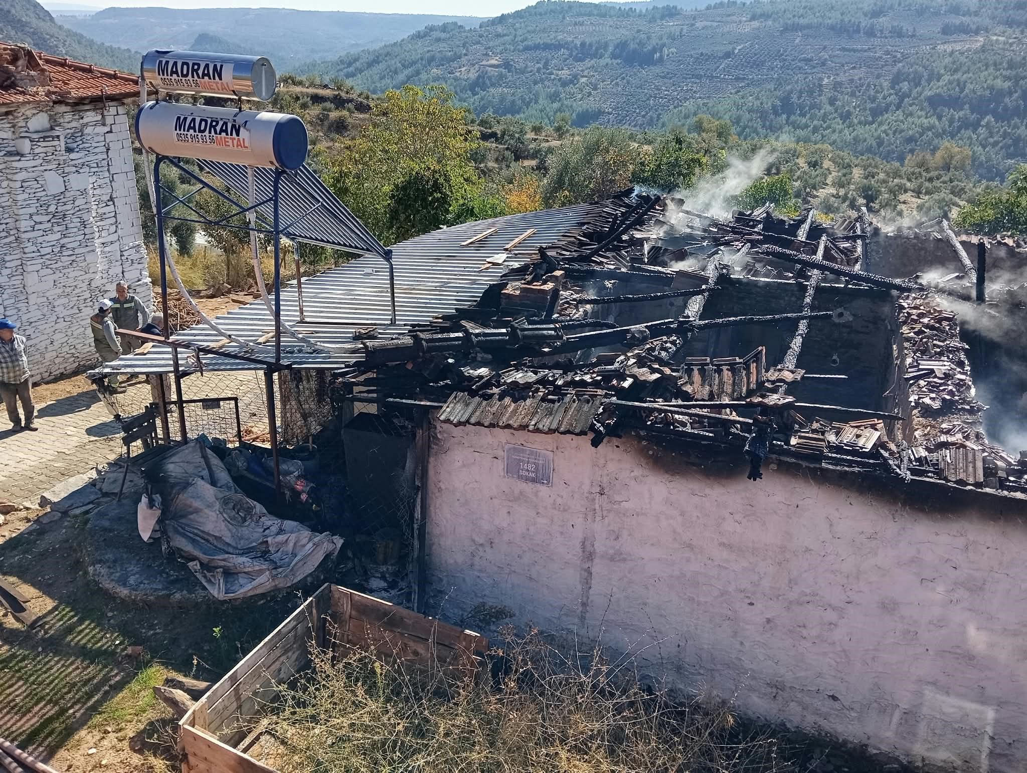 Bozdoğan'da bir ev küle döndü