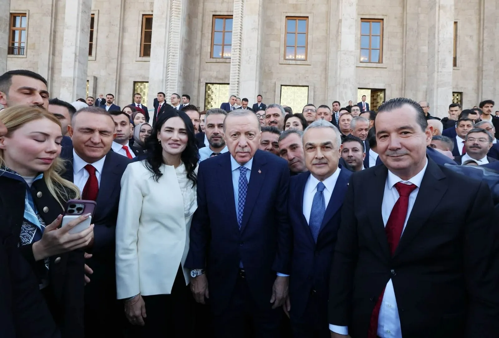Ak Parti Aydin Heyetinden Cumhurbaskani Erdogana Anlamli Hediye Aydinli Kadinlarin Hazirladigi Efe Fesini Takdim Ettiler 4