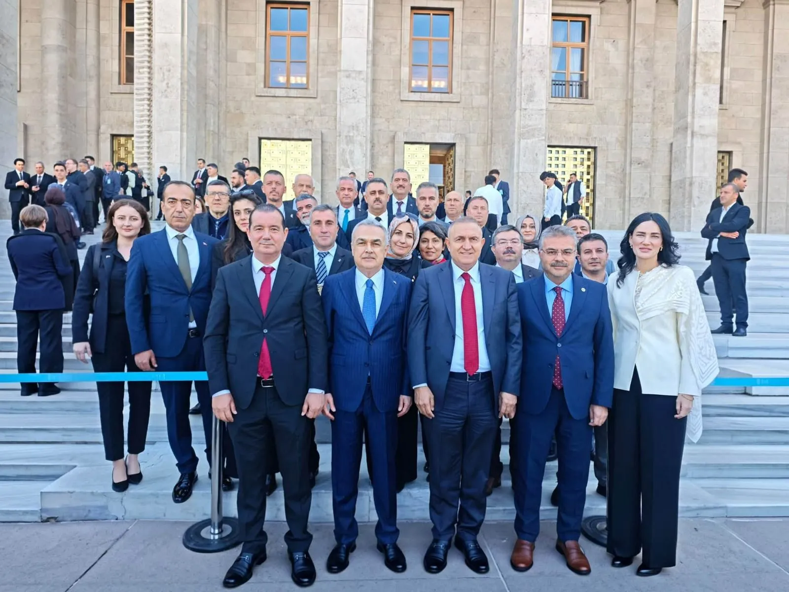 Ak Parti Aydin Heyetinden Cumhurbaskani Erdogana Anlamli Hediye Aydinli Kadinlarin Hazirladigi Efe Fesini Takdim Ettiler 5