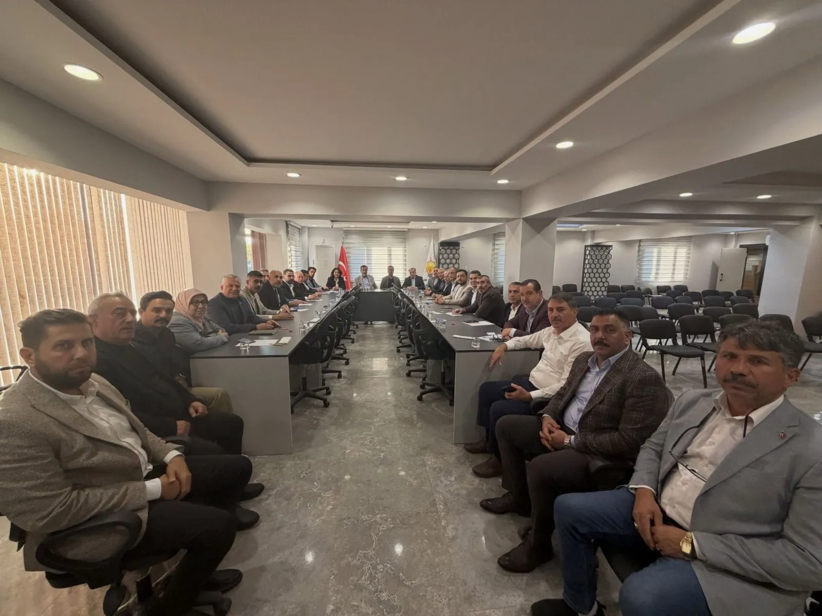 Ak Partili Erdem Ilce Baskanlariyla Toplanti Yapti 2