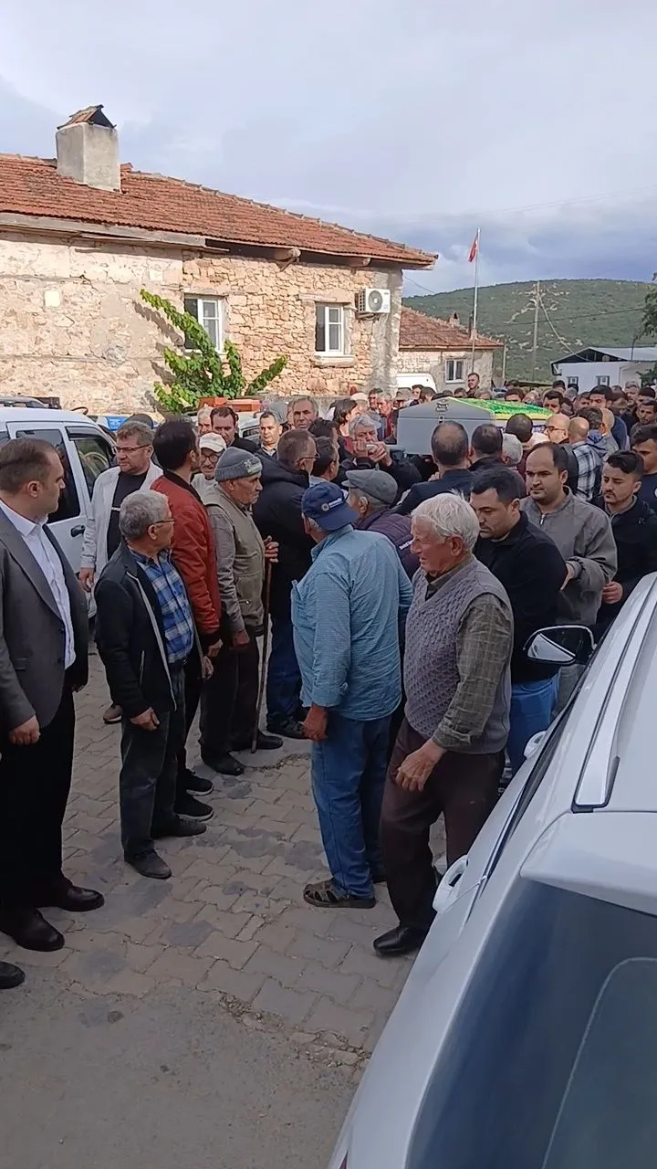 Annesi Defnedildikten 8 Saat Sonra Vefat Eden Tayfun Topraga 699434 8C3Ba9
