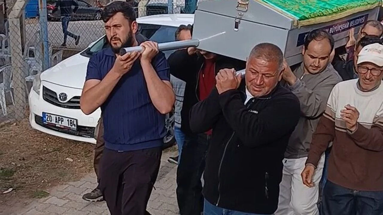 Annesi Defnedildikten 8 Saat Sonra Vefat Eden Tayfun Topraga 699434 8Df389