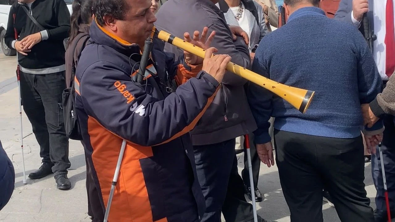 Aydinda Gorme Engelli Baysal Asik Veyselin Eserini Zurnayla Caldi Gecemiz Gunduzumuz Yok Bu Eser Bizi Temsil Ediyor 2