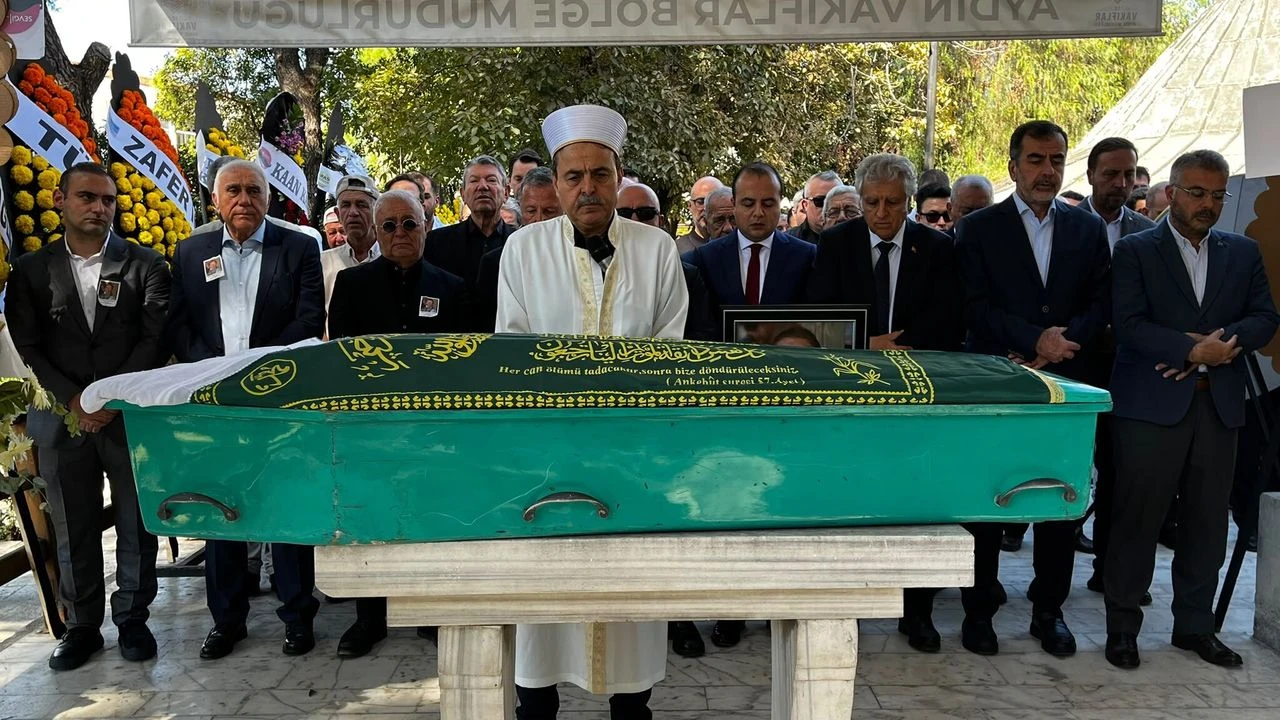 Aydinin Sevilen Ismi Son Yolculuguna Ugurlandi Ak Partili Ozmen Aileyi Yalniz Birakmadi 4