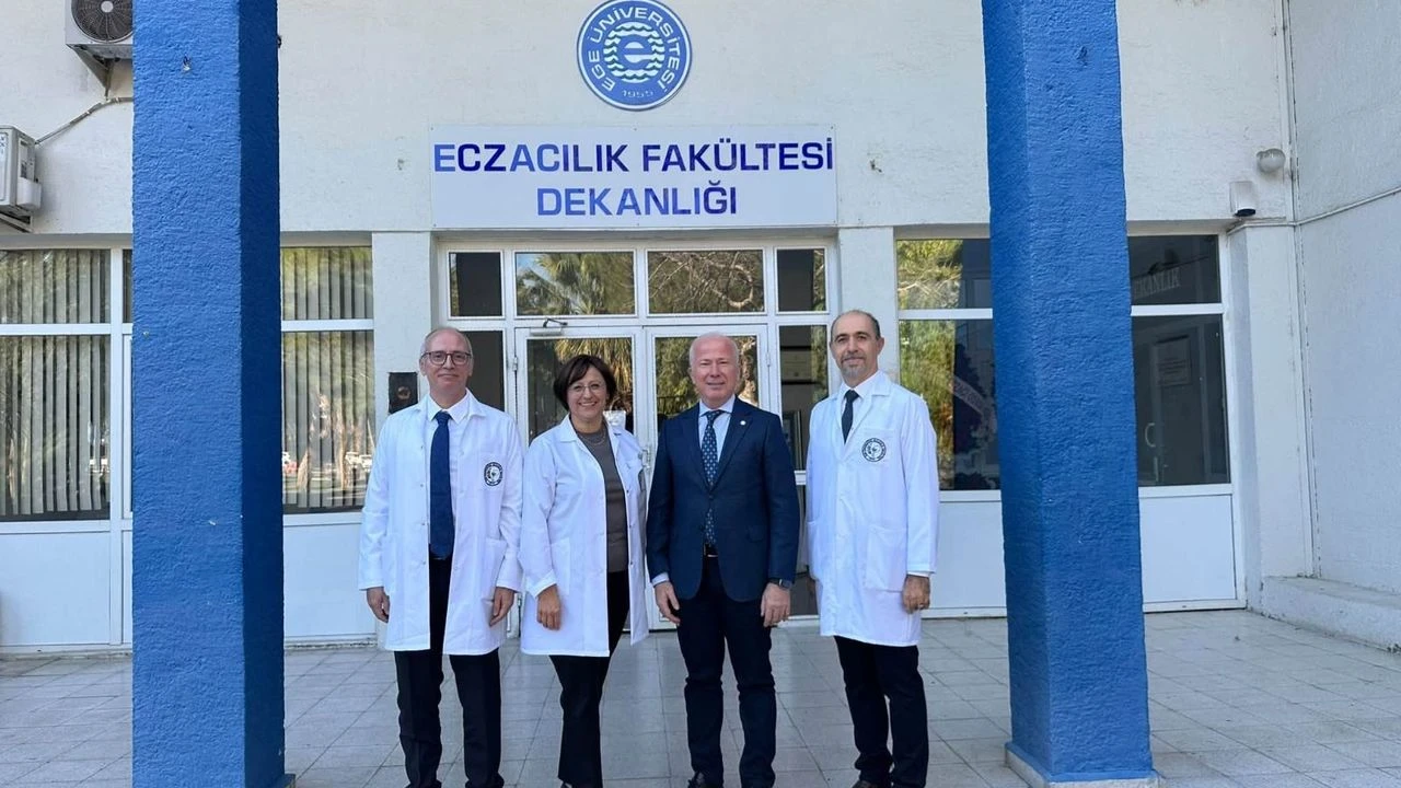 Ege Universitesinde Aydin Ruzgari Eczaci Odasi Baskani Karaarslan Ogrencileri Yalniz Birakmadi 3