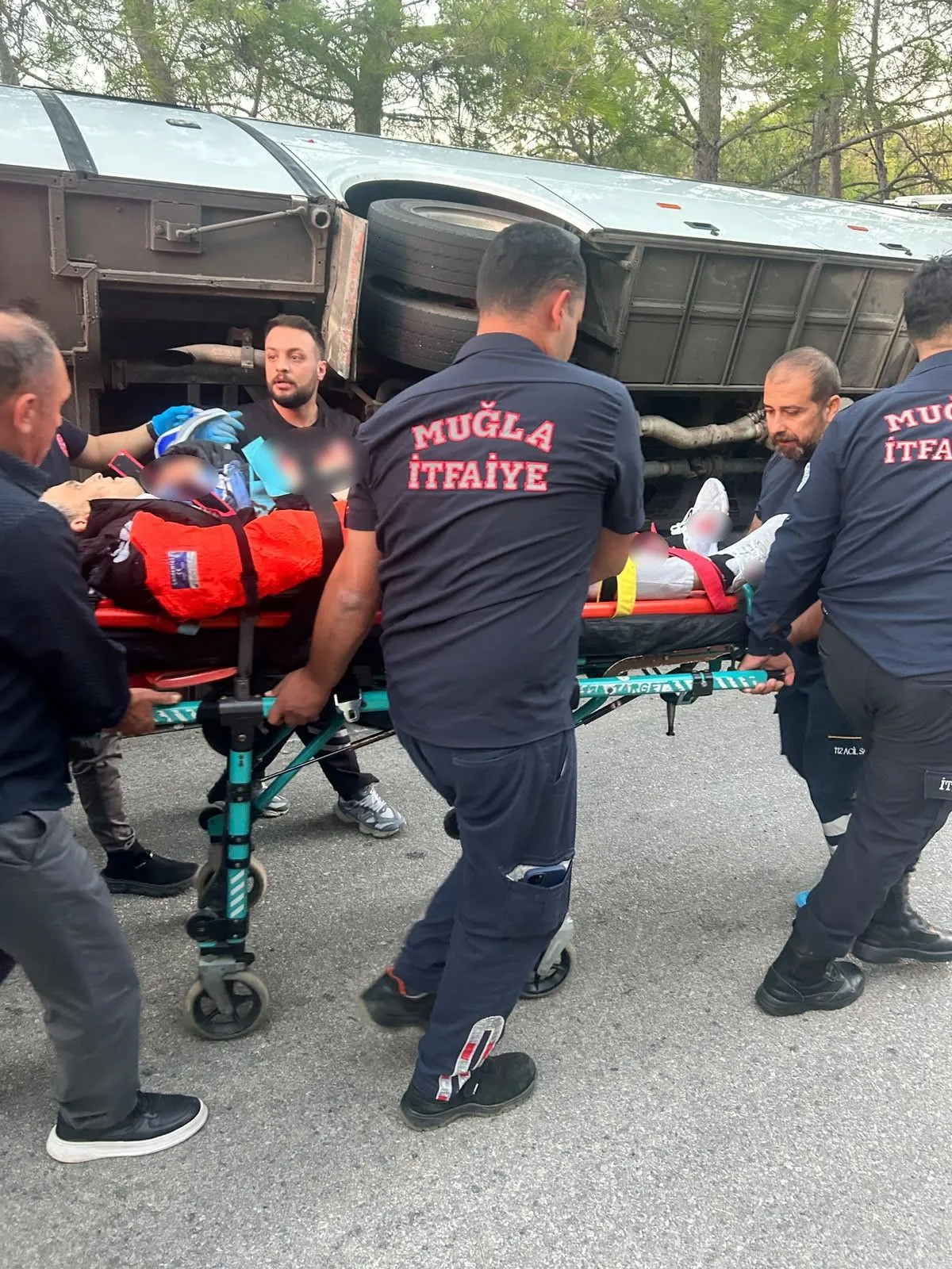 Son Dakika Servis Minibusu Devrildi Durumu Agir Olanlar Var 2
