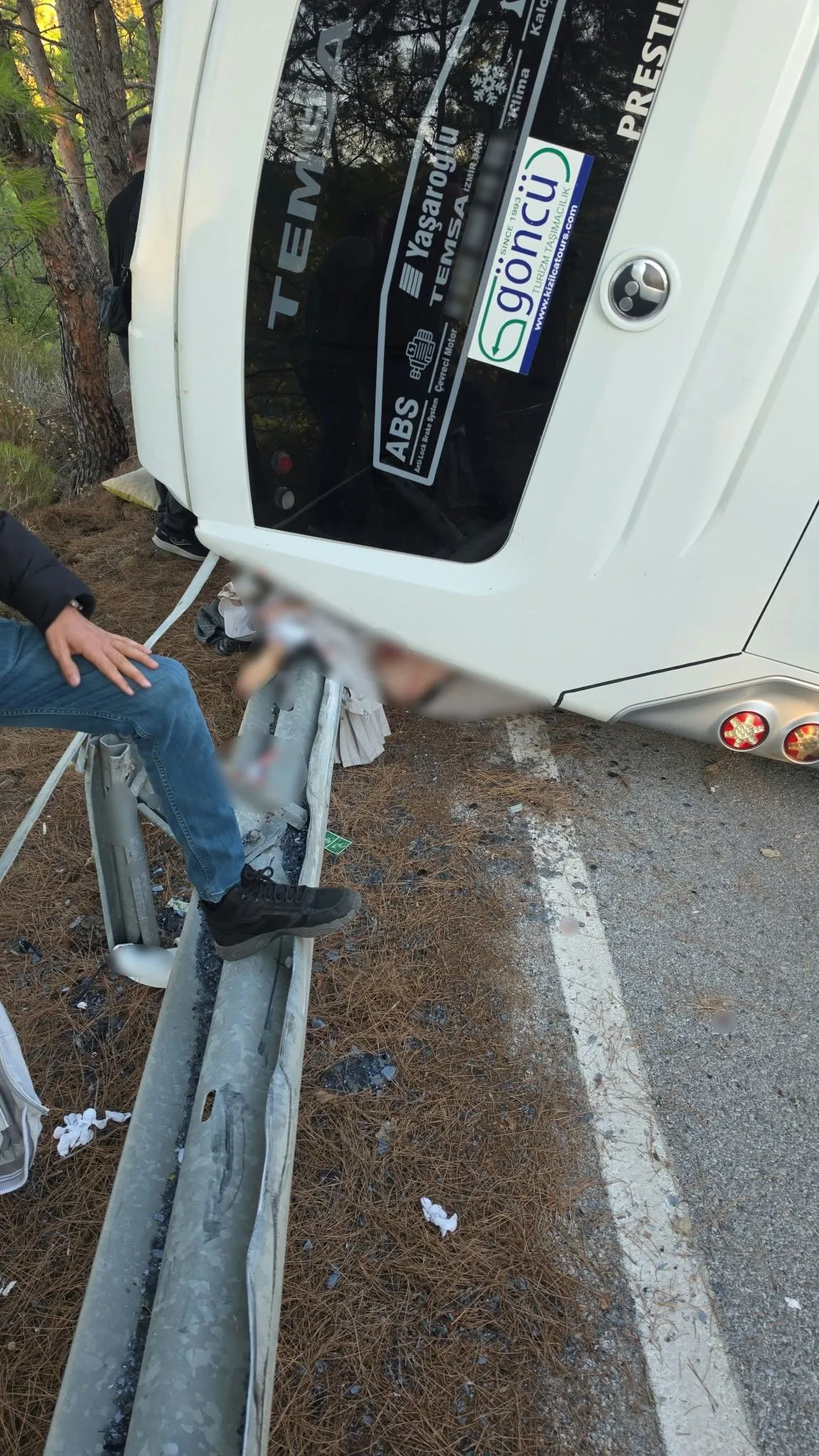 Son Dakika Servis Minibusu Devrildi Durumu Agir Olanlar Var 3