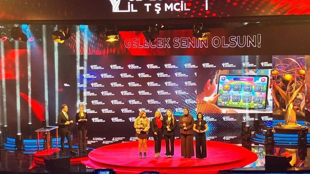 Trt Yarismasinda Adu Ruzgari Esti Adunun Iletisimcileri Odulleri Sildi Supurdu 4 (1)