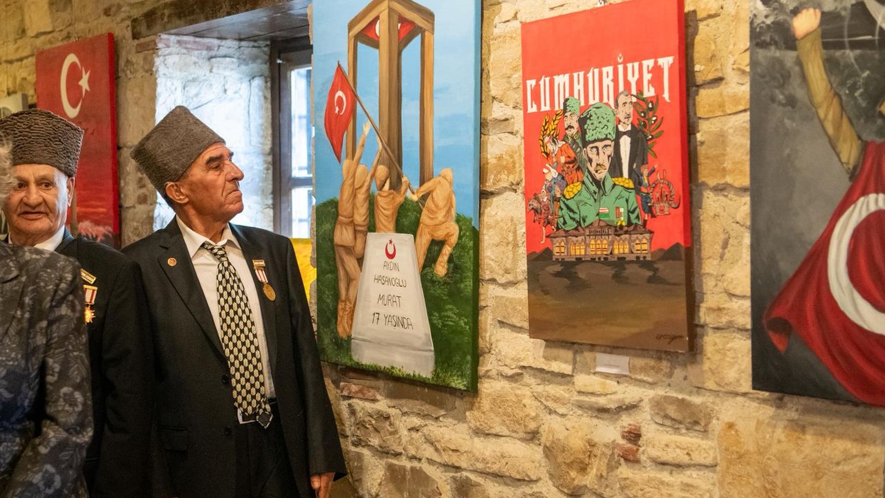 Öğrencilerden anlamlı Cumhuriyet sergisi