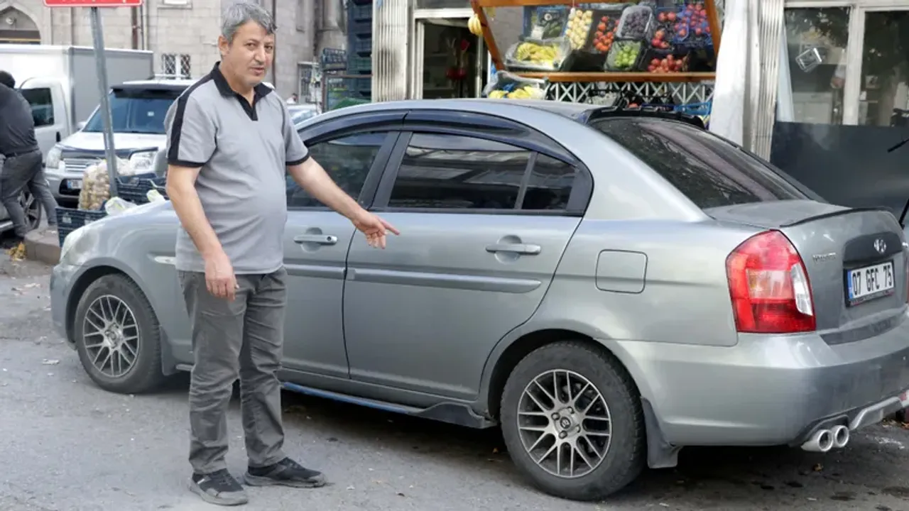 Otomobilinin iki aracın birleşimiyle yapıldığını öğrendi