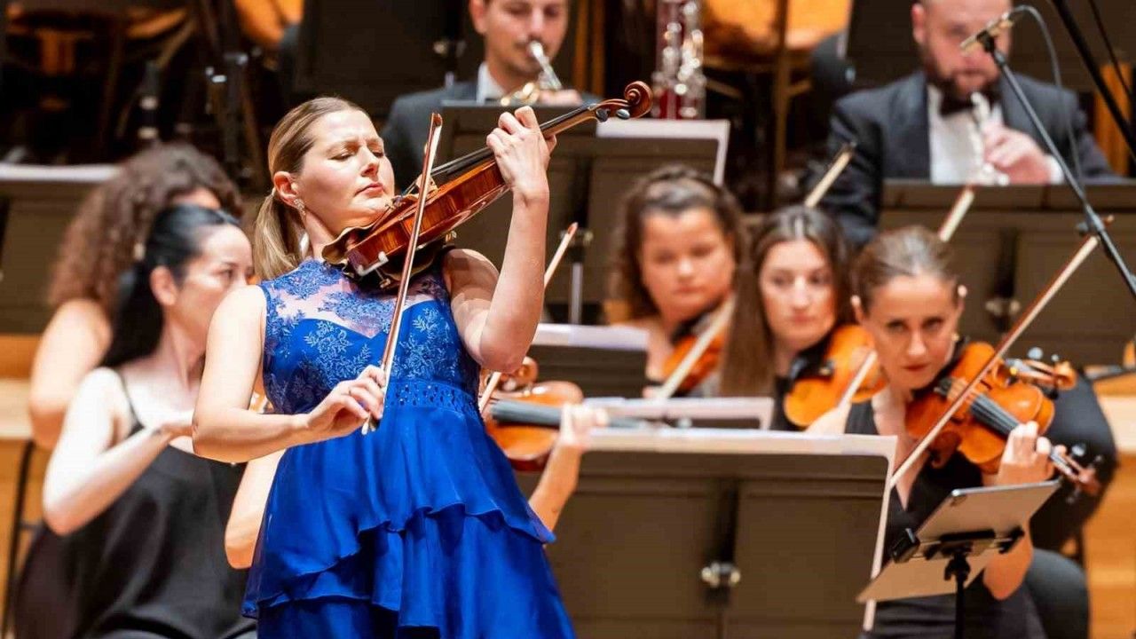 175 yıllık kemanla büyüleyen performans