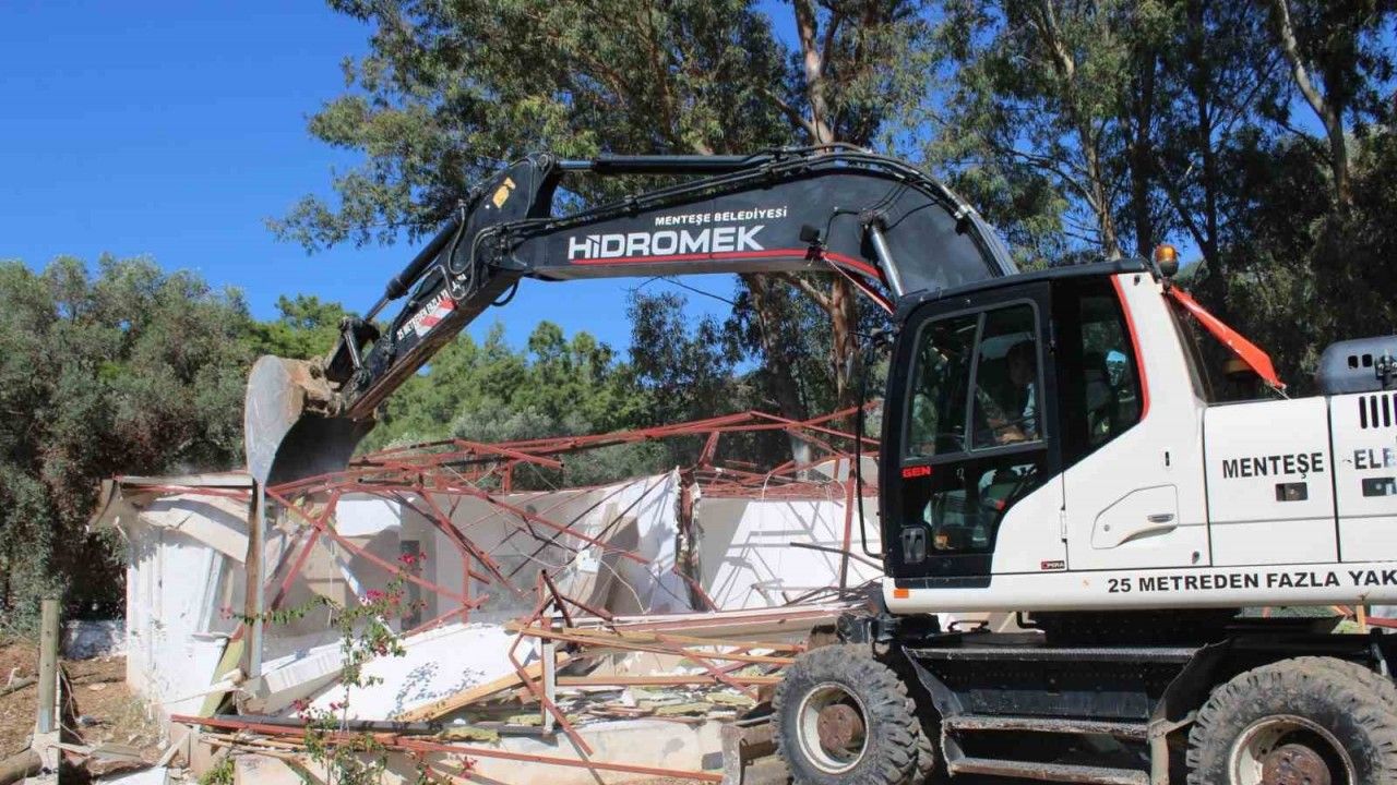 Akbük’te kaçak yapılara kepçe vuruldu