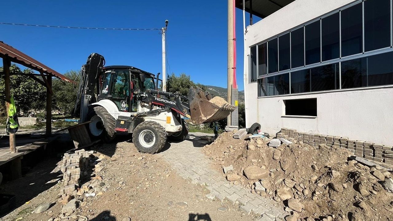 Buharkent’te yol genişletme çalışmaları sürüyor