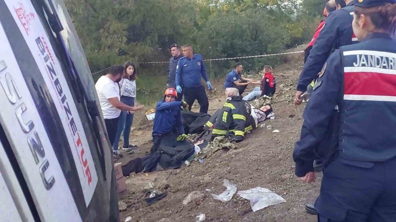 İzmir yolunda tur midibüsü kazası: 2 ölü, 31 yaralı