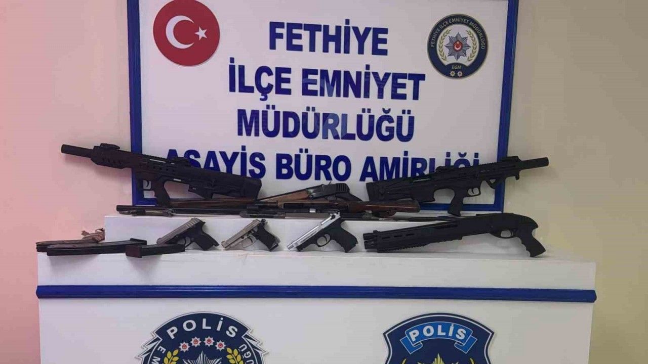 Şüpheli çantadan silah çıktı