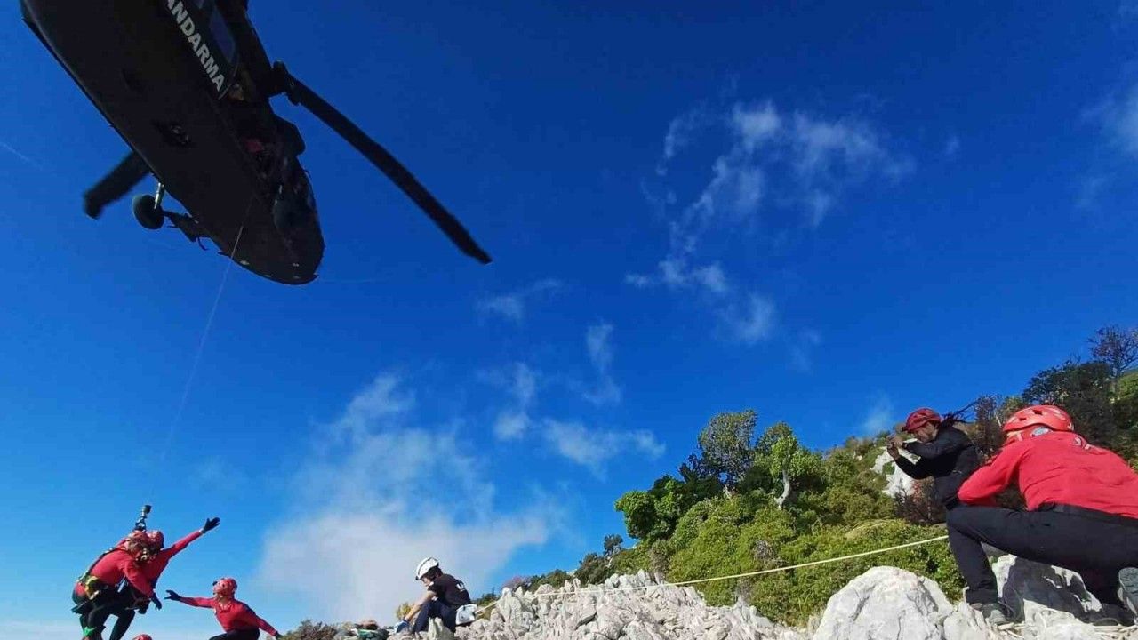Yamaç paraşütü kayalık alana düştü: 1 ölü