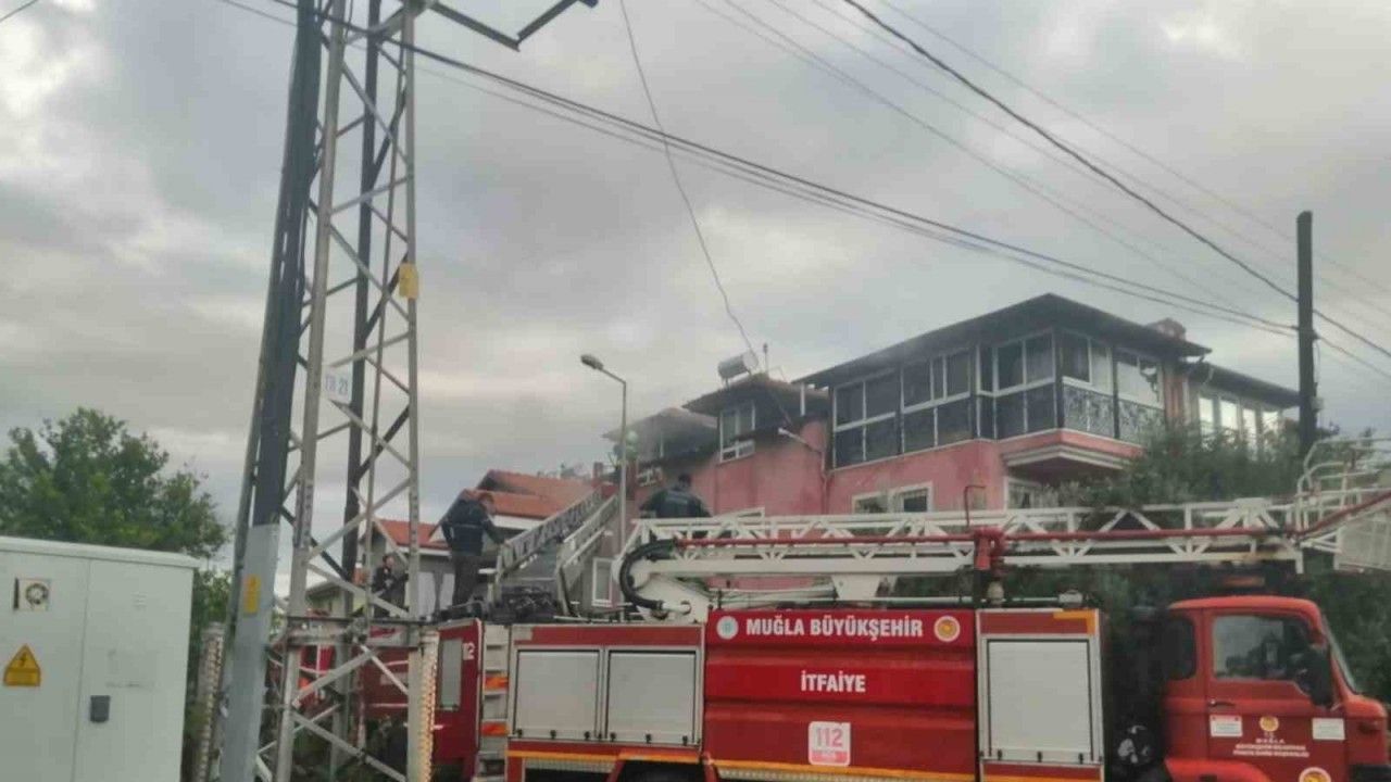 Çatı katında çıka yangın evi esir aldı