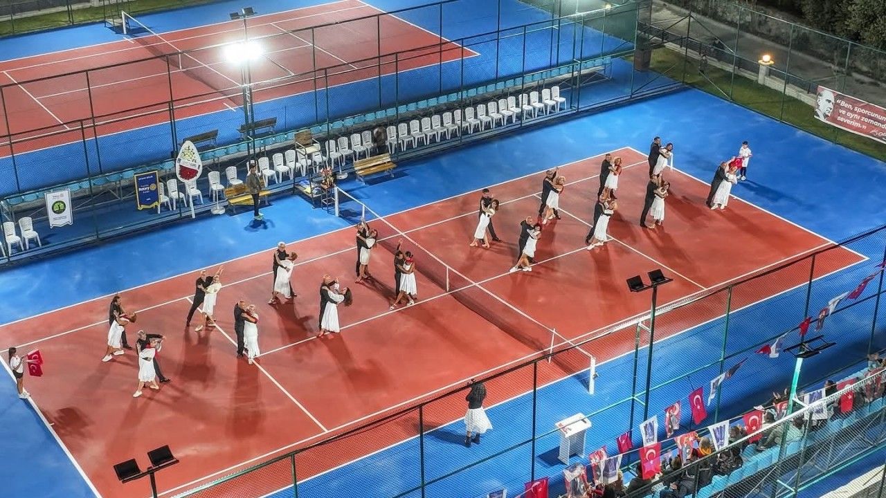 Kuşadası’nda Cumhuriyet coşkusu kortlara taşındı