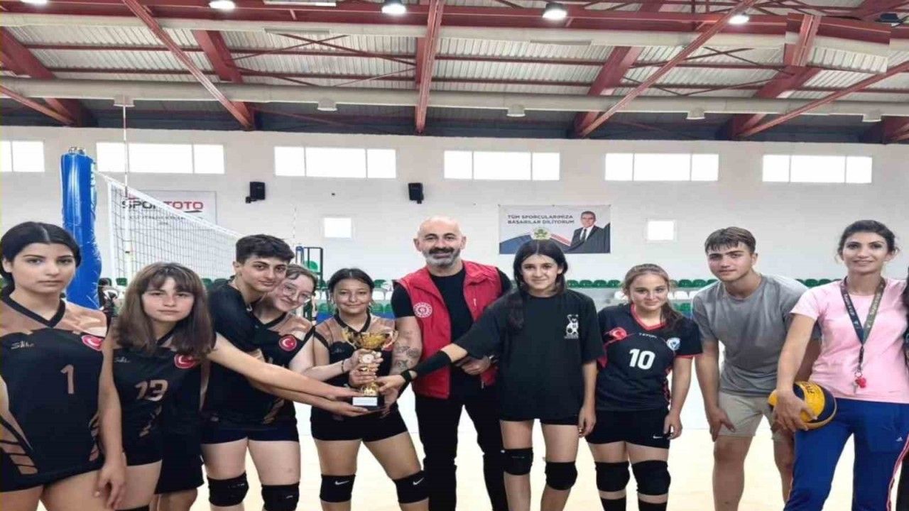 Liseli gençler şampiyonluk için ter döktü
